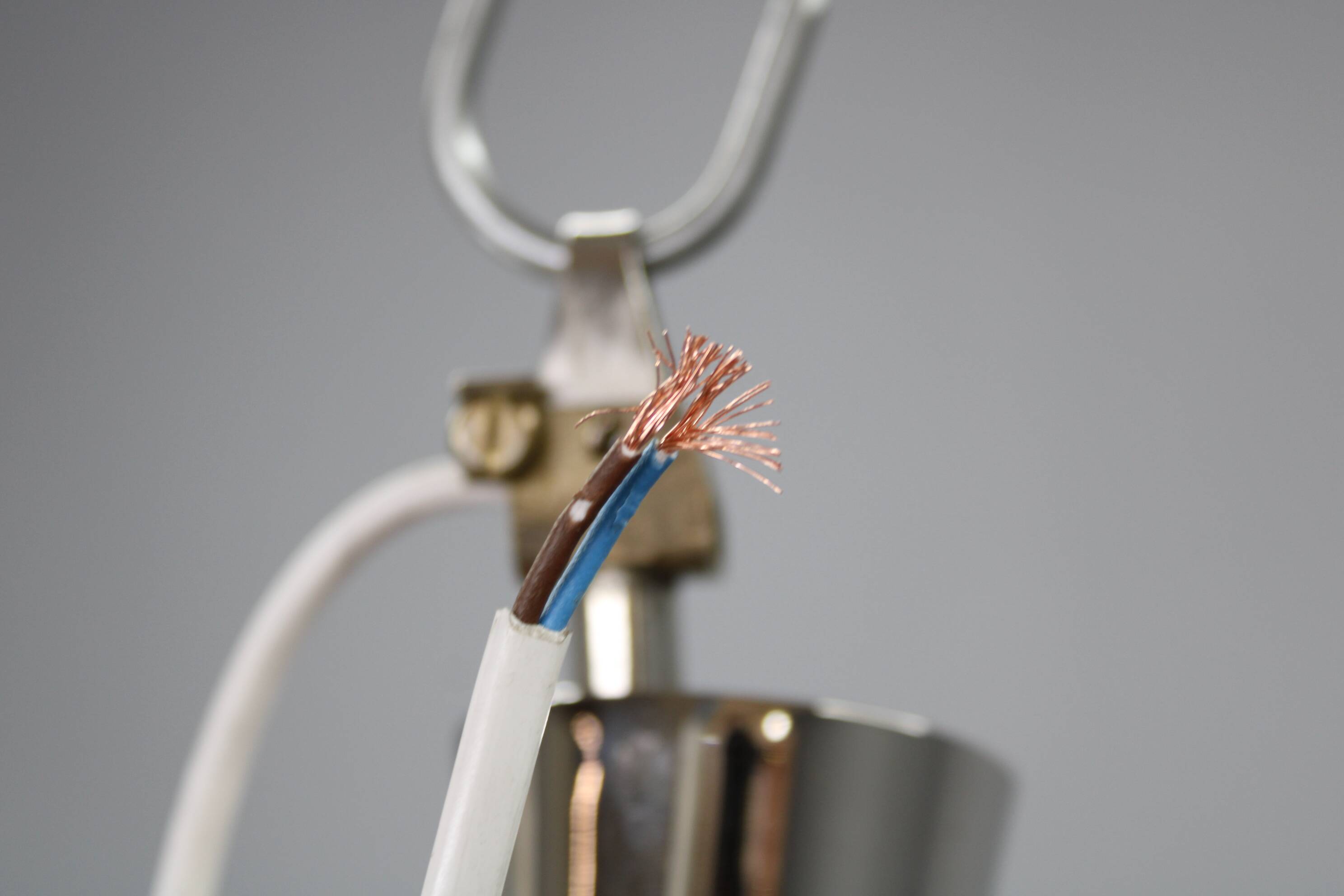 Paire de suspensions tchèques des années 1970, en verre soufflé et chrome, recâblées, reconditionnées