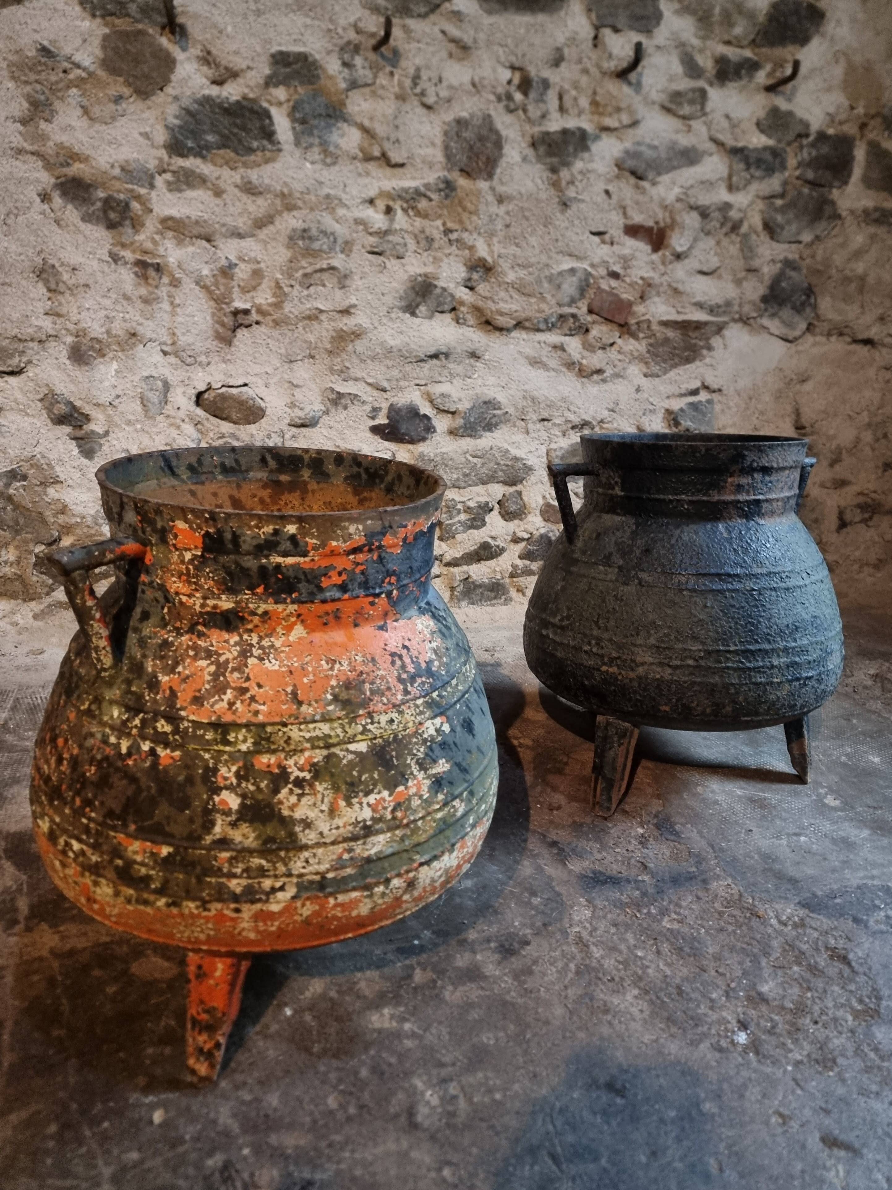 Ensemble d'anciens pots en fonte (chaudrons), France, 1880–1900