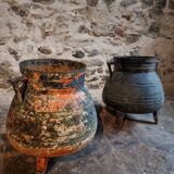 Ensemble d'anciens pots en fonte (chaudrons), France, 1880–1900