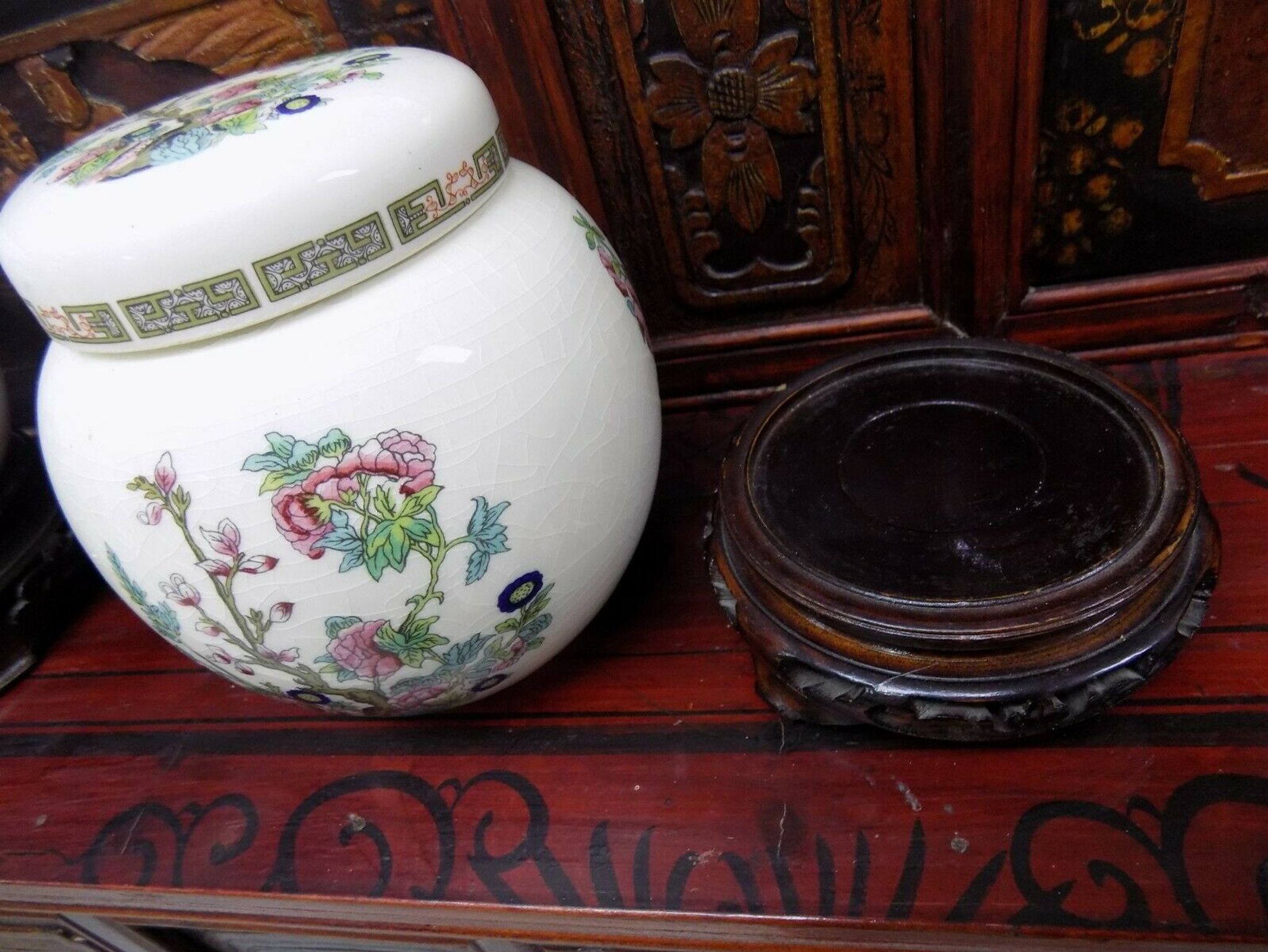 China porcelain lot 3 pots lid and wooden supports