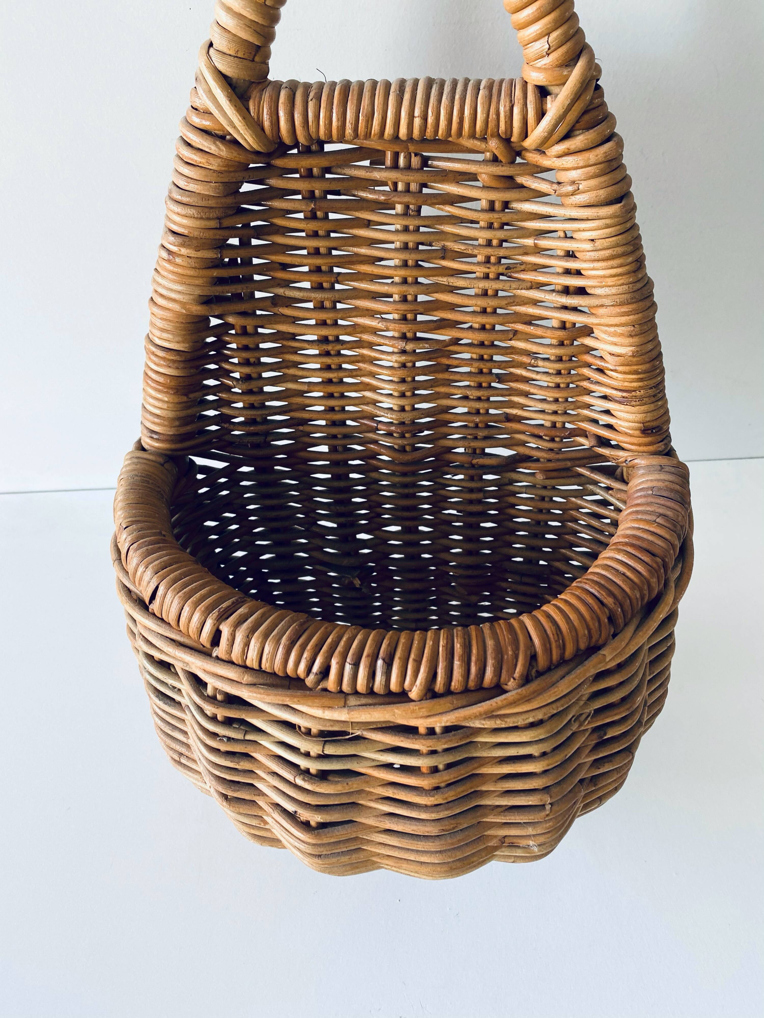 Vintage wall basket in rattan