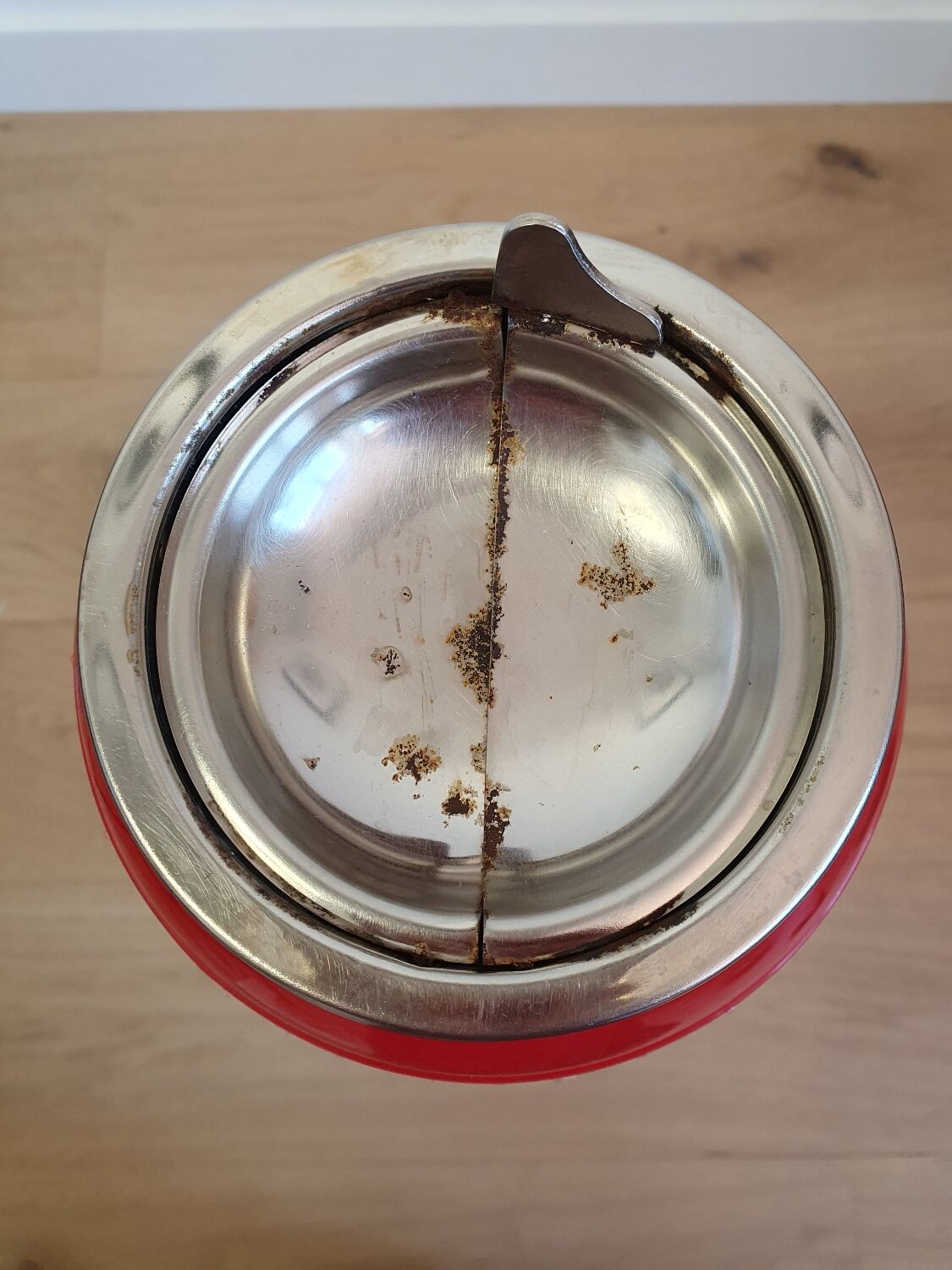 Plastic ashtray on foot from the 70s