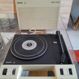 Old record player philips 190phono and vintage radio