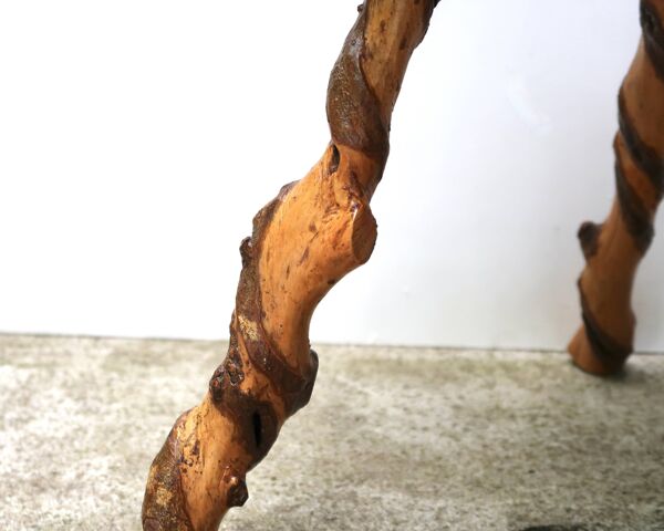 Table d'appoint brutaliste tripode en bois, années 50