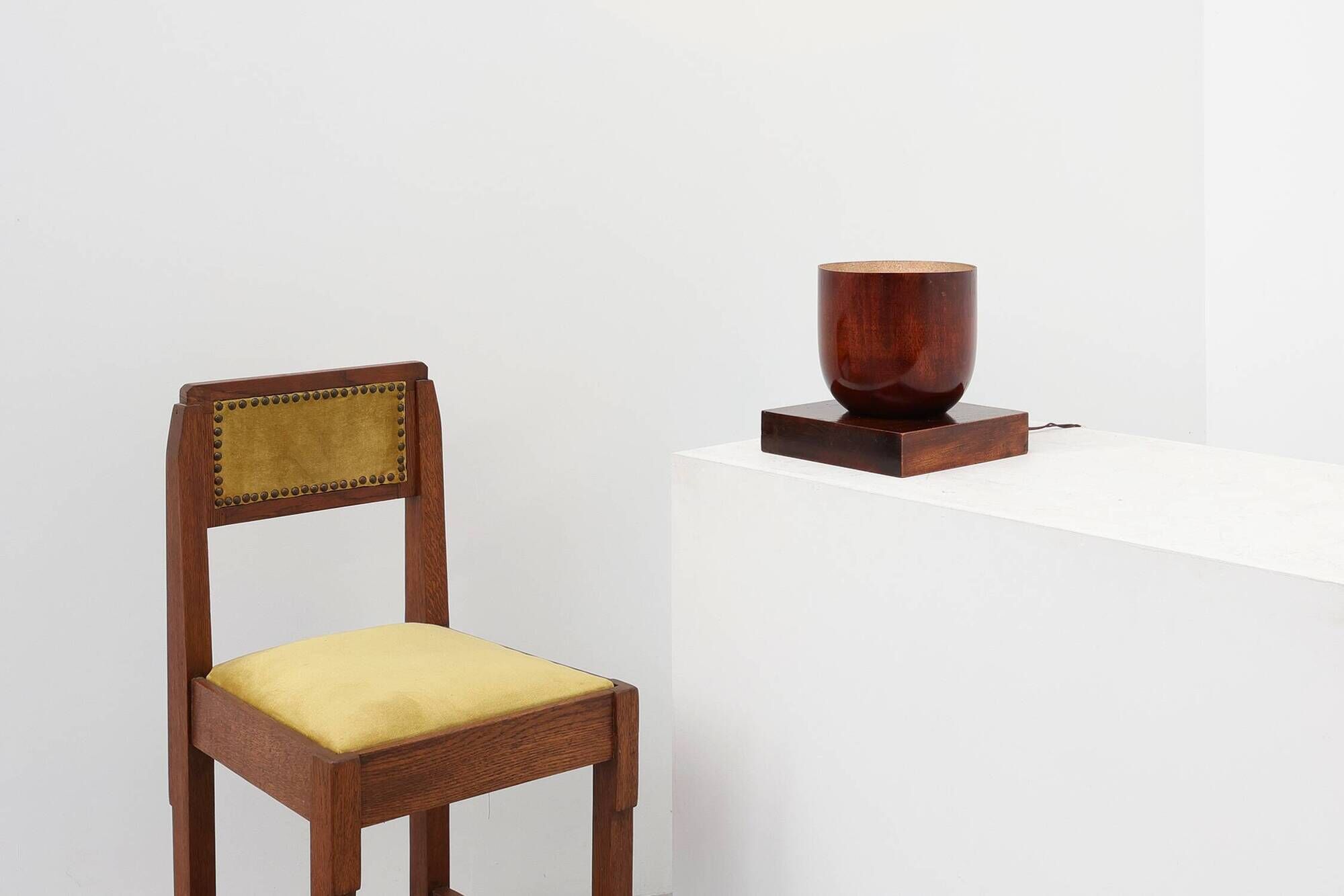 Lampe Art déco sculpturale en bois avec éclairage sur base carrée, vers 1920