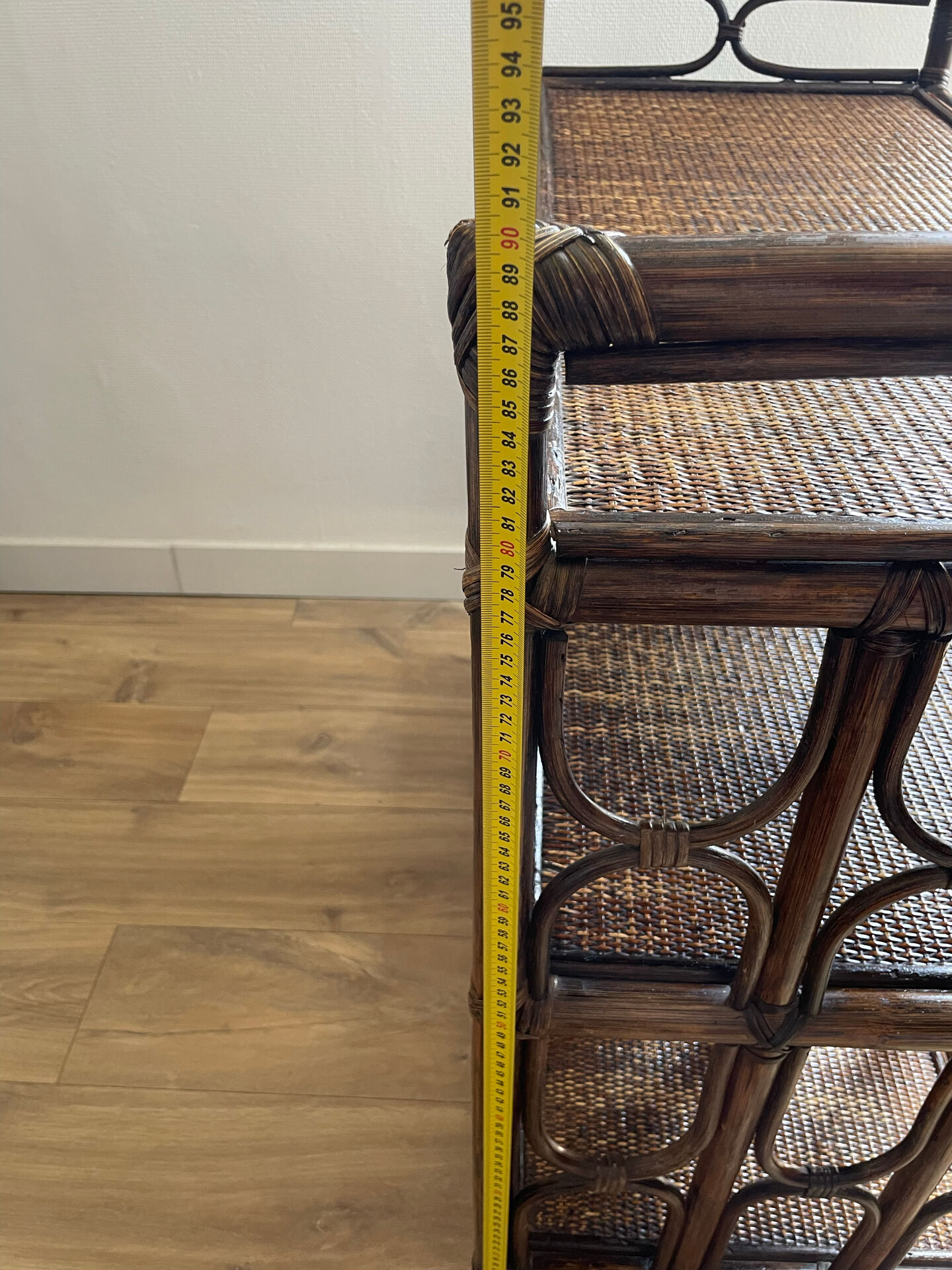 Étagère, console en rotin teinté