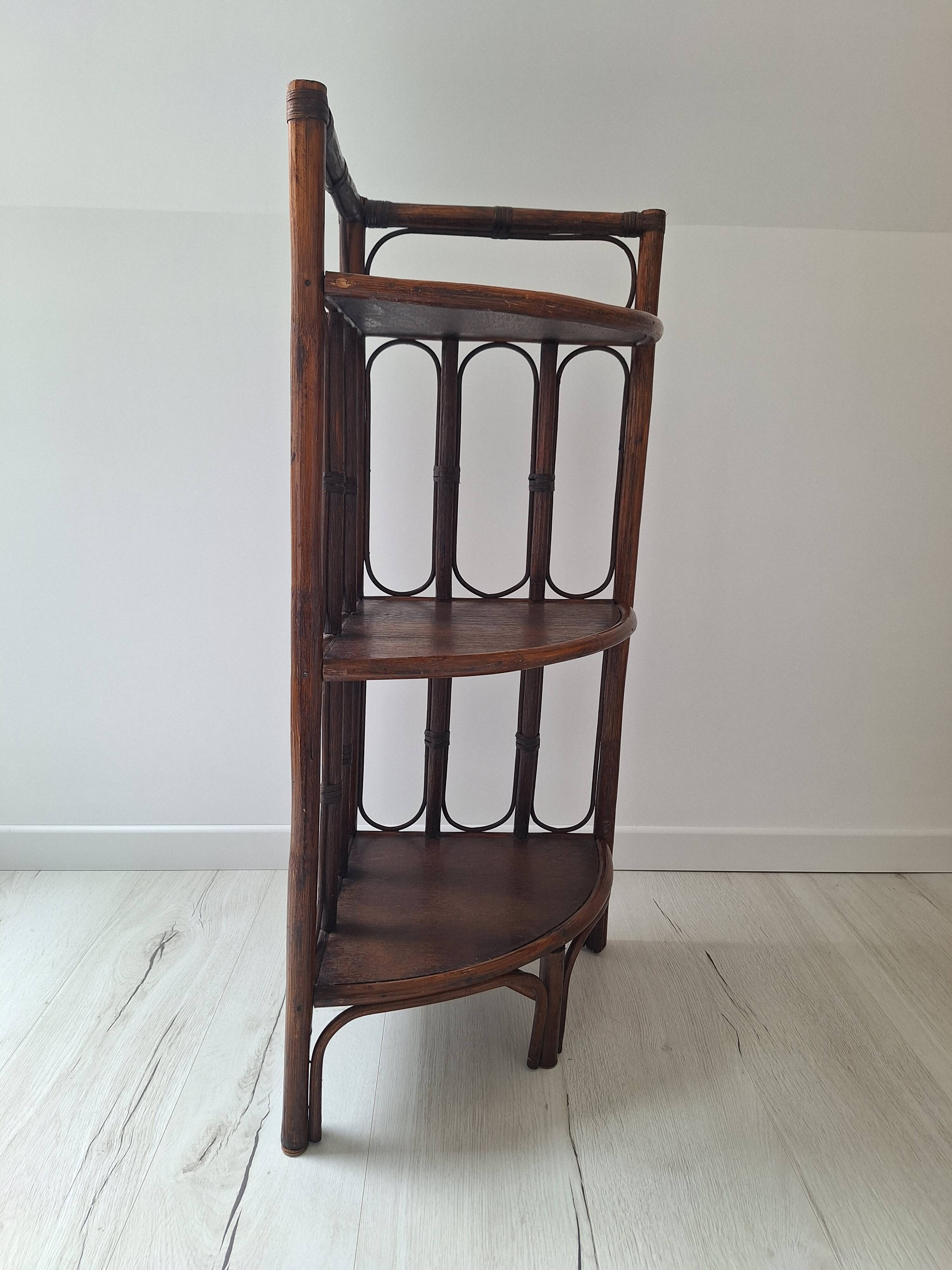 Etagère d'angle en rotin