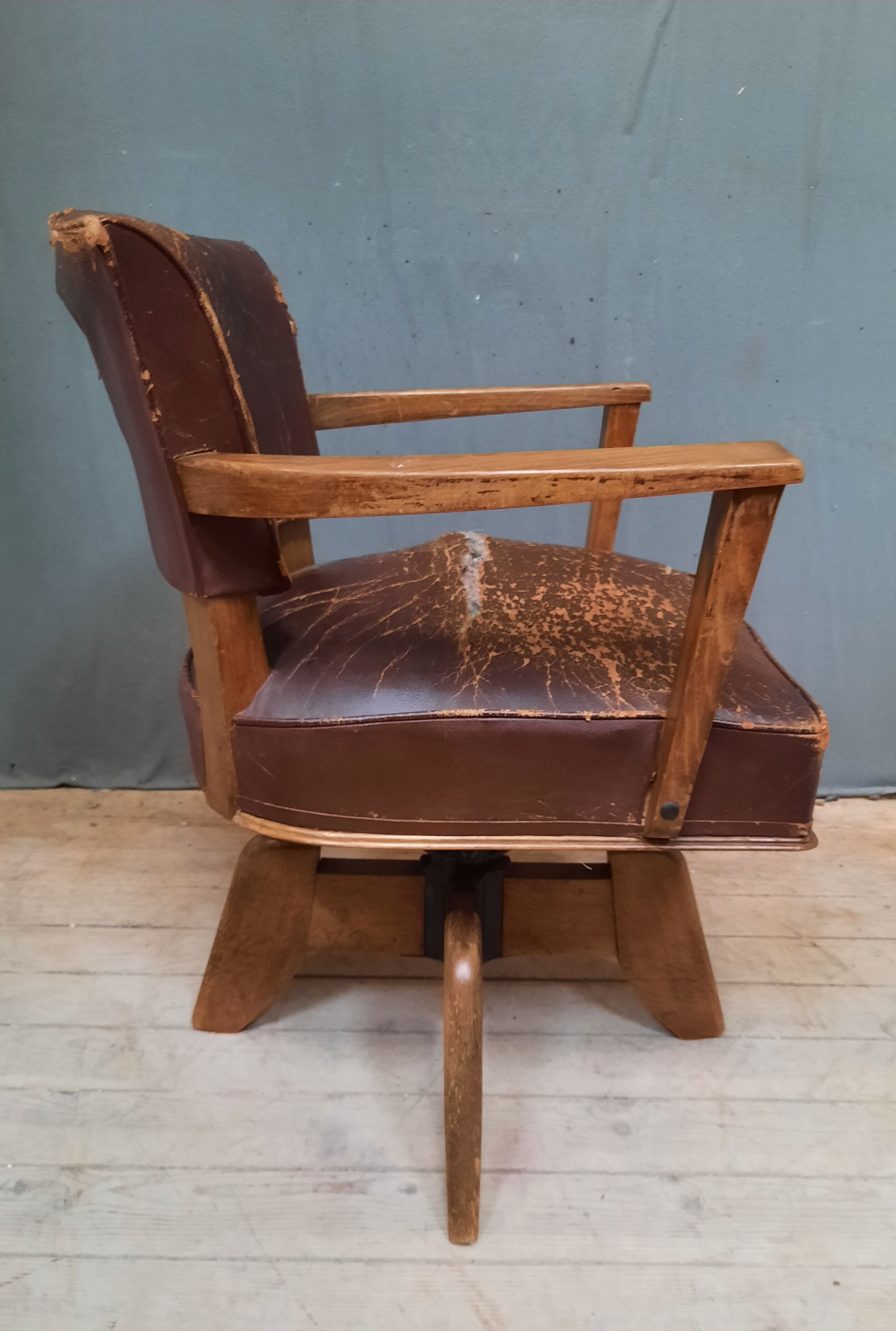 Vintage rotating burreau armchair