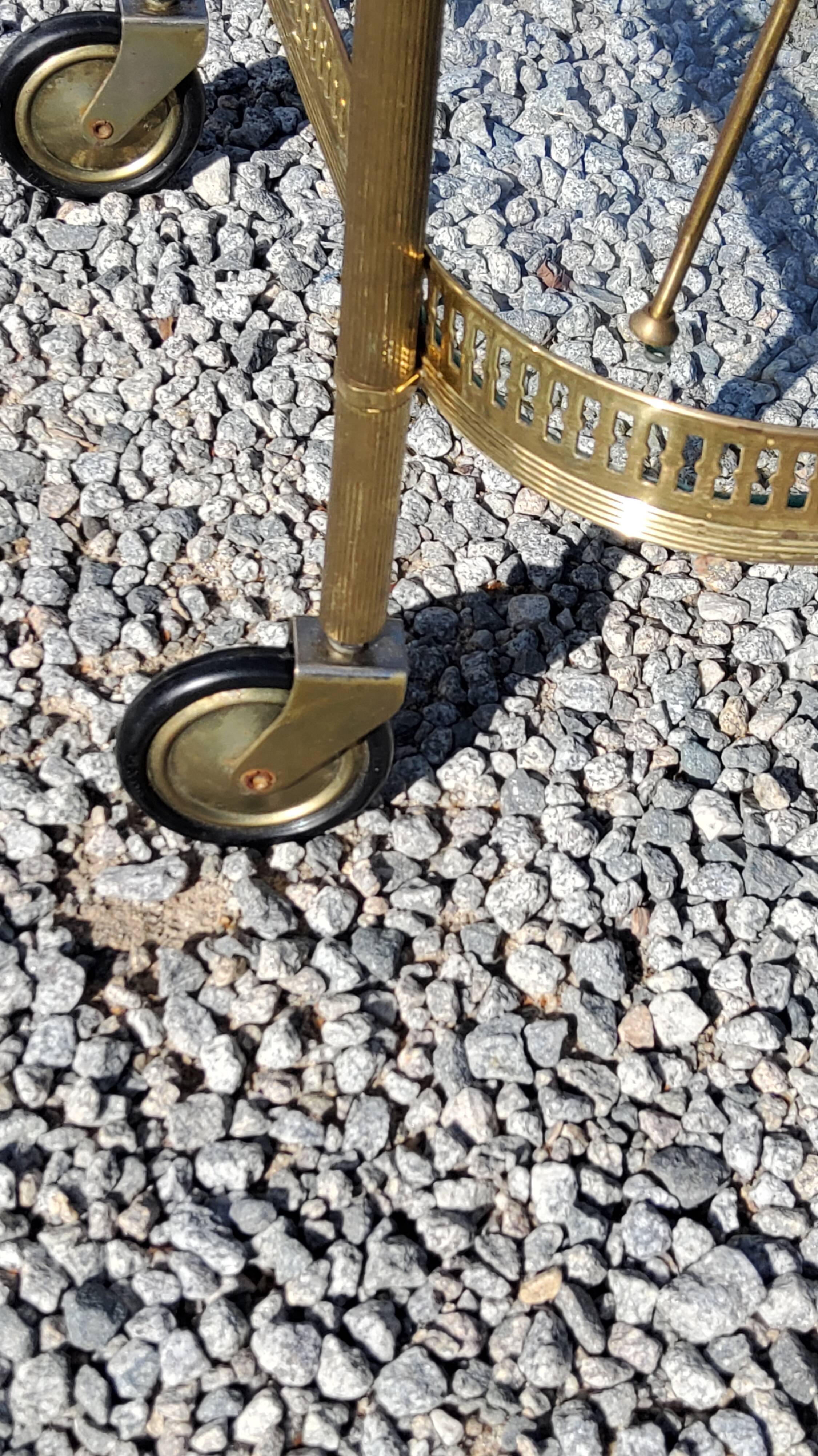 Desserte roulante des années 50-60 en laiton doré double plateaux en verre