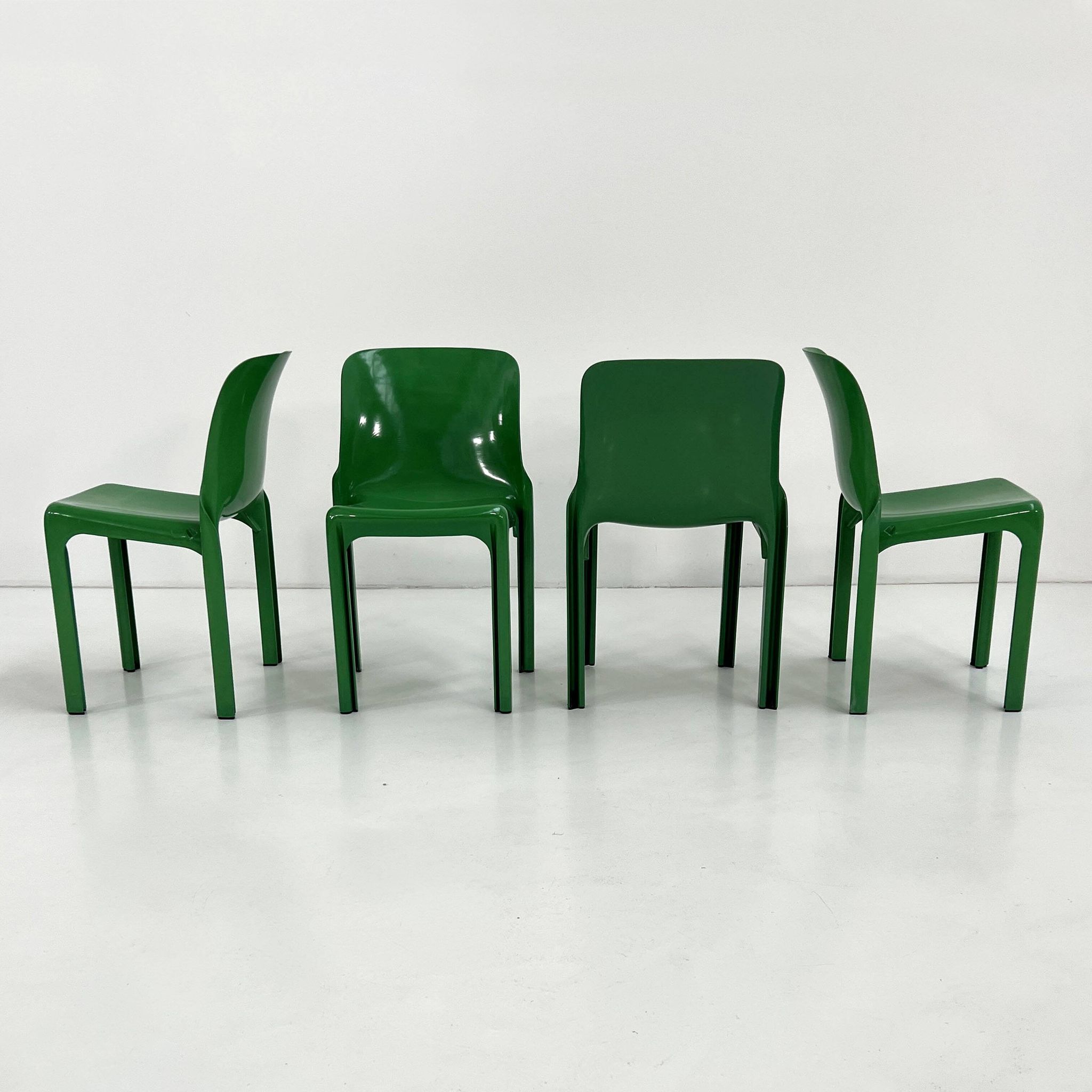 Set of 4 green Selene chairs by Vico Magistretti for Artemide, 1970.