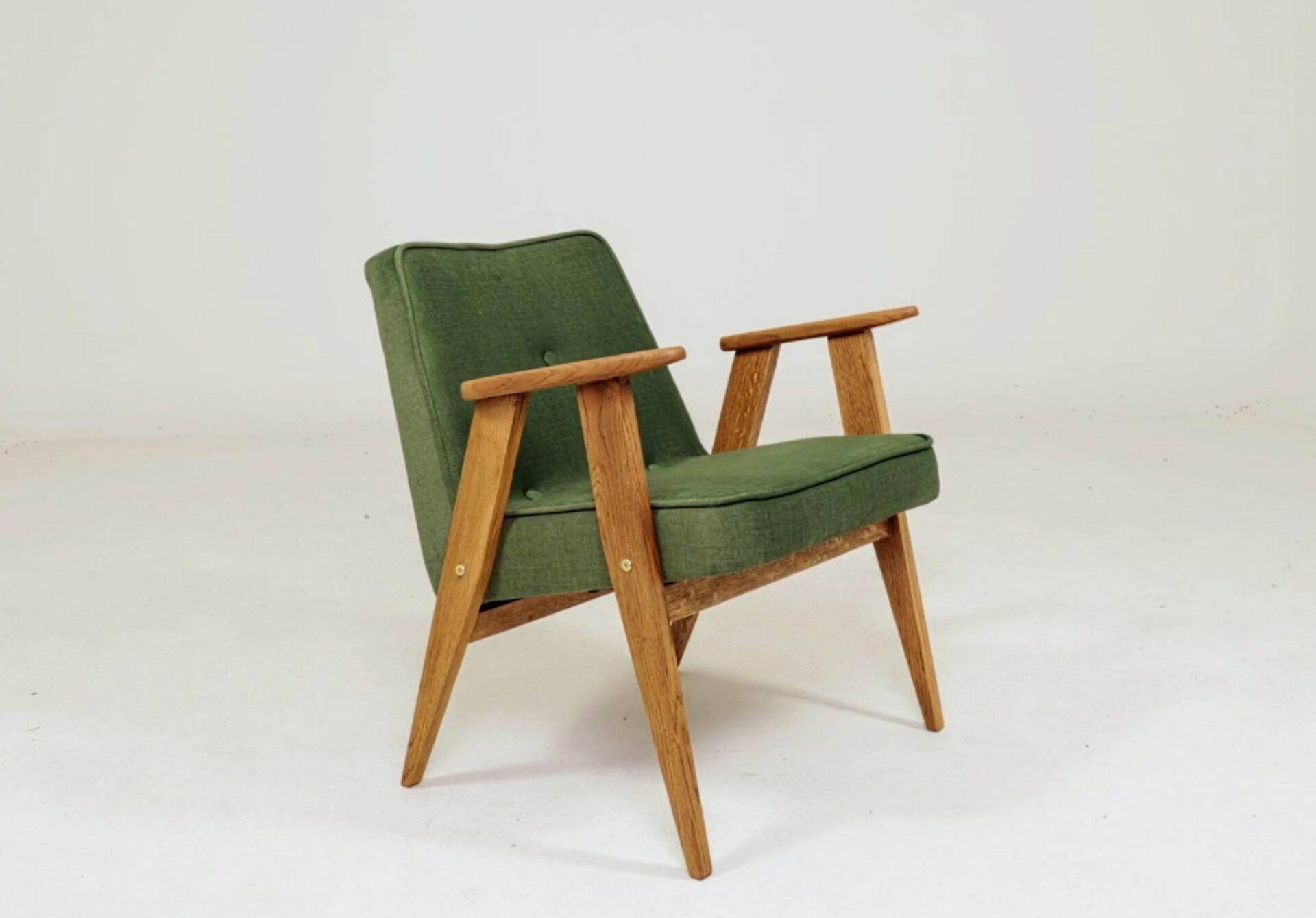 Paire de fauteuils en chêne clair et tissu vert olive