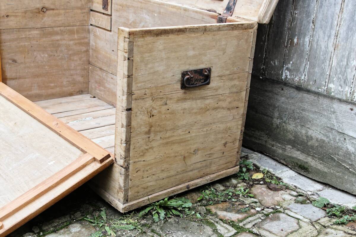 Old wooden chest, dovetail assembly