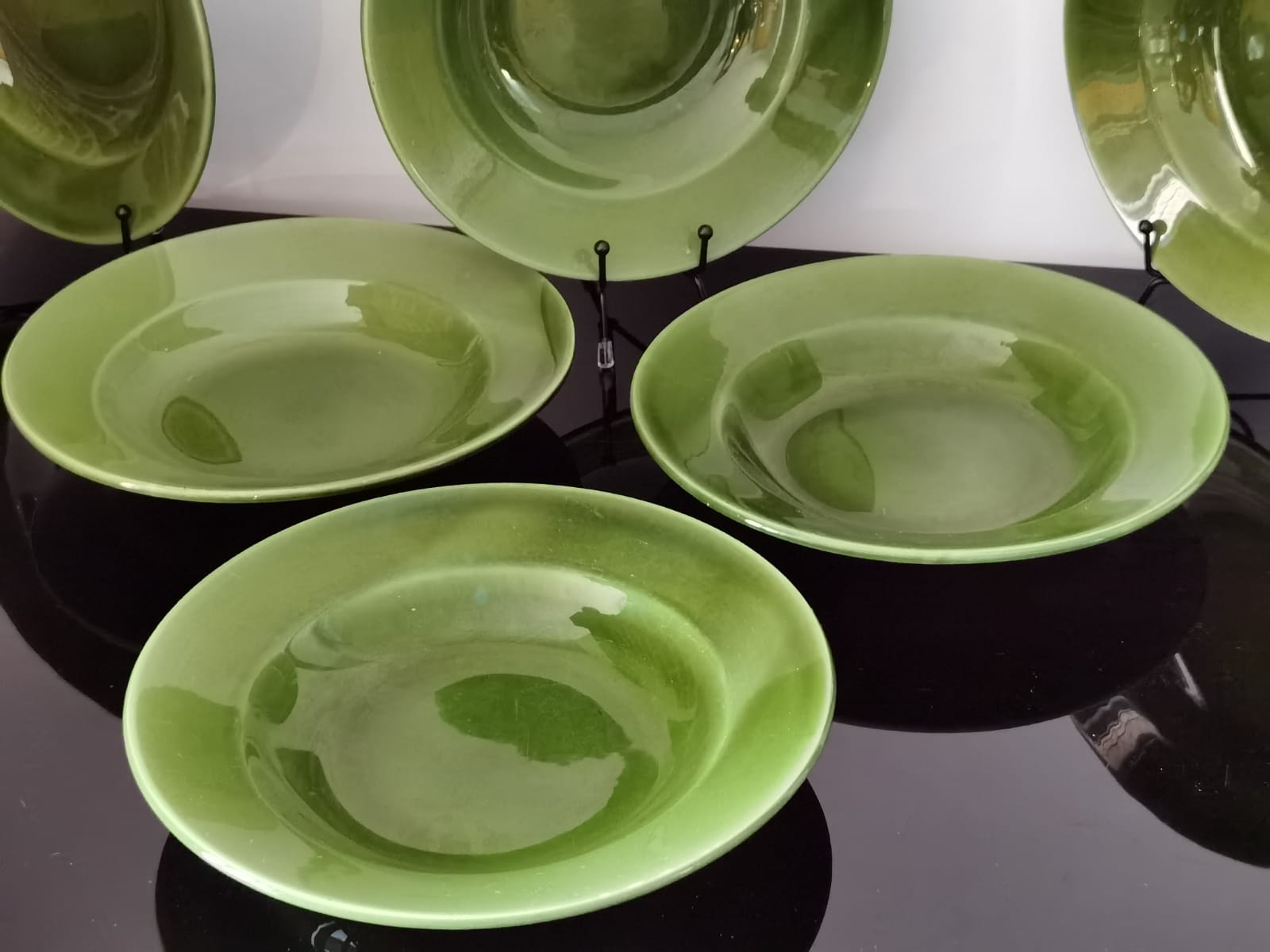 Hollow plates in glazed glazed ceramic green