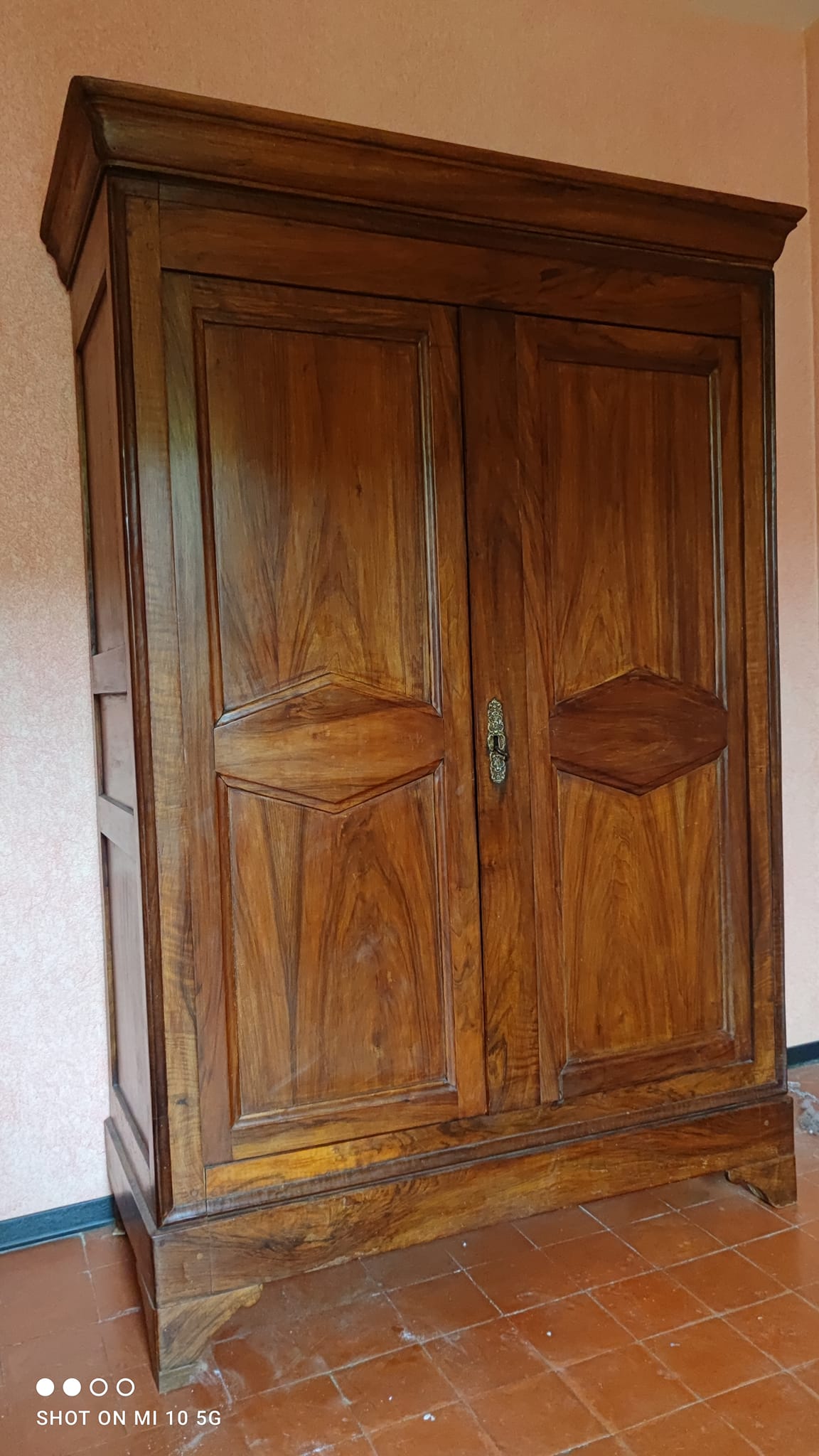 Petite armoire en noyer massif époque Consulat vers 1830