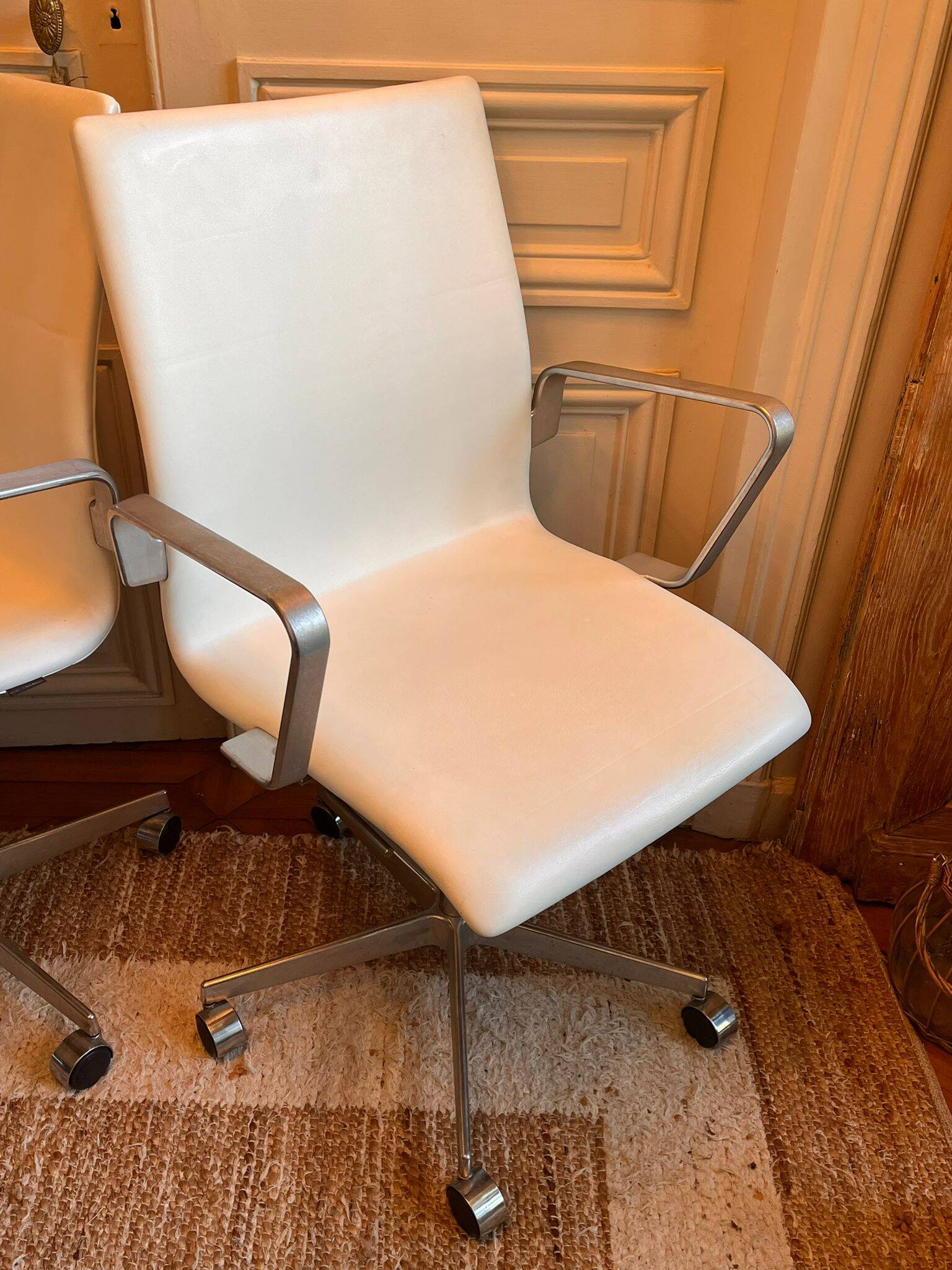 Oxford armchair Arne Jacobsen Fritz Hansen white leather swivel