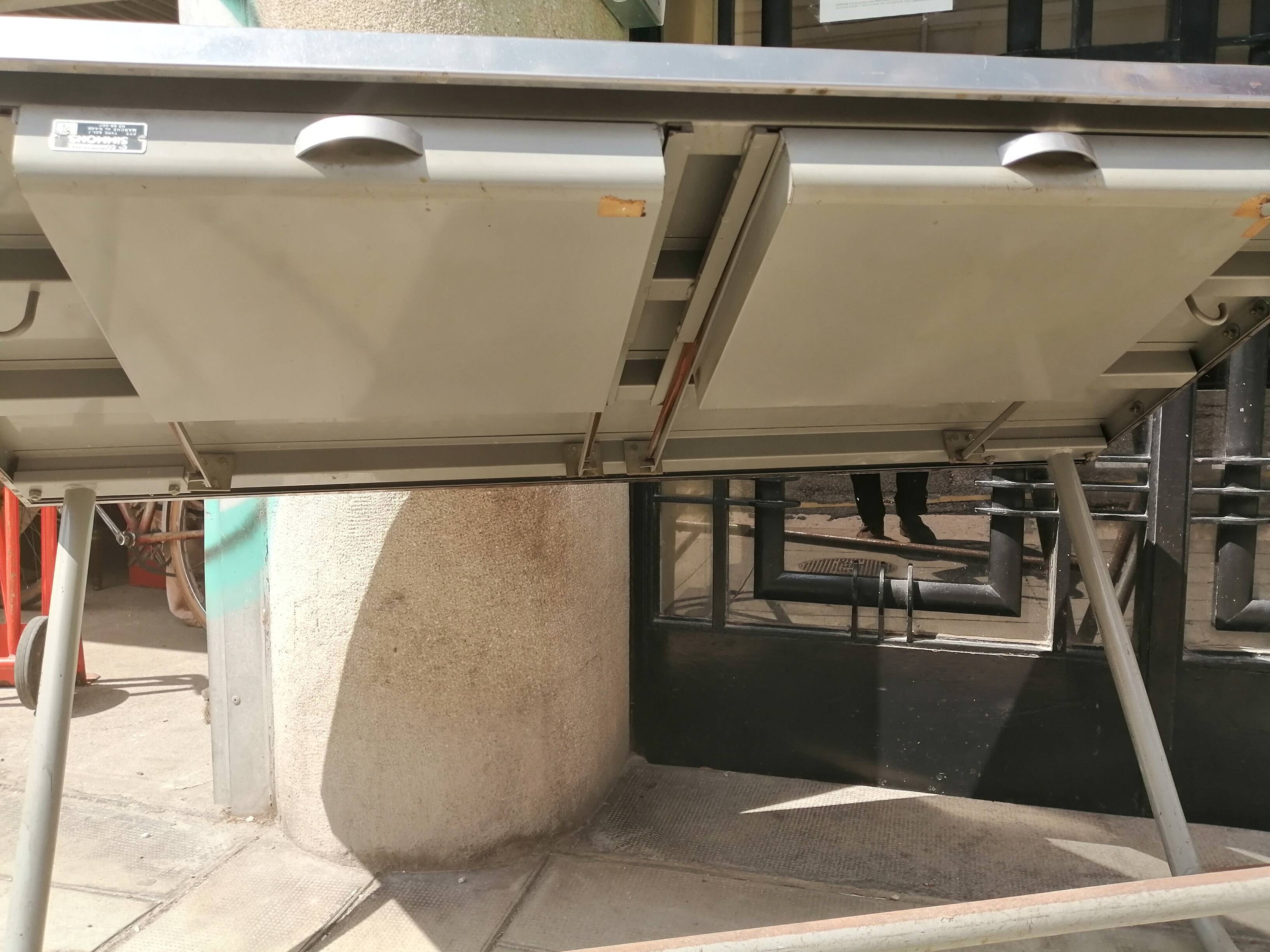 Former metal post desk "simmons"