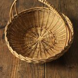 Round wicker basket with rigid handle