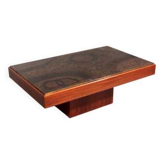 Table basse brutaliste en bois et cuivre