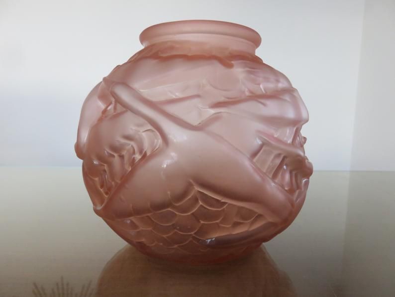 Art Deco vase in pink moulded glass "bird motif" 40s