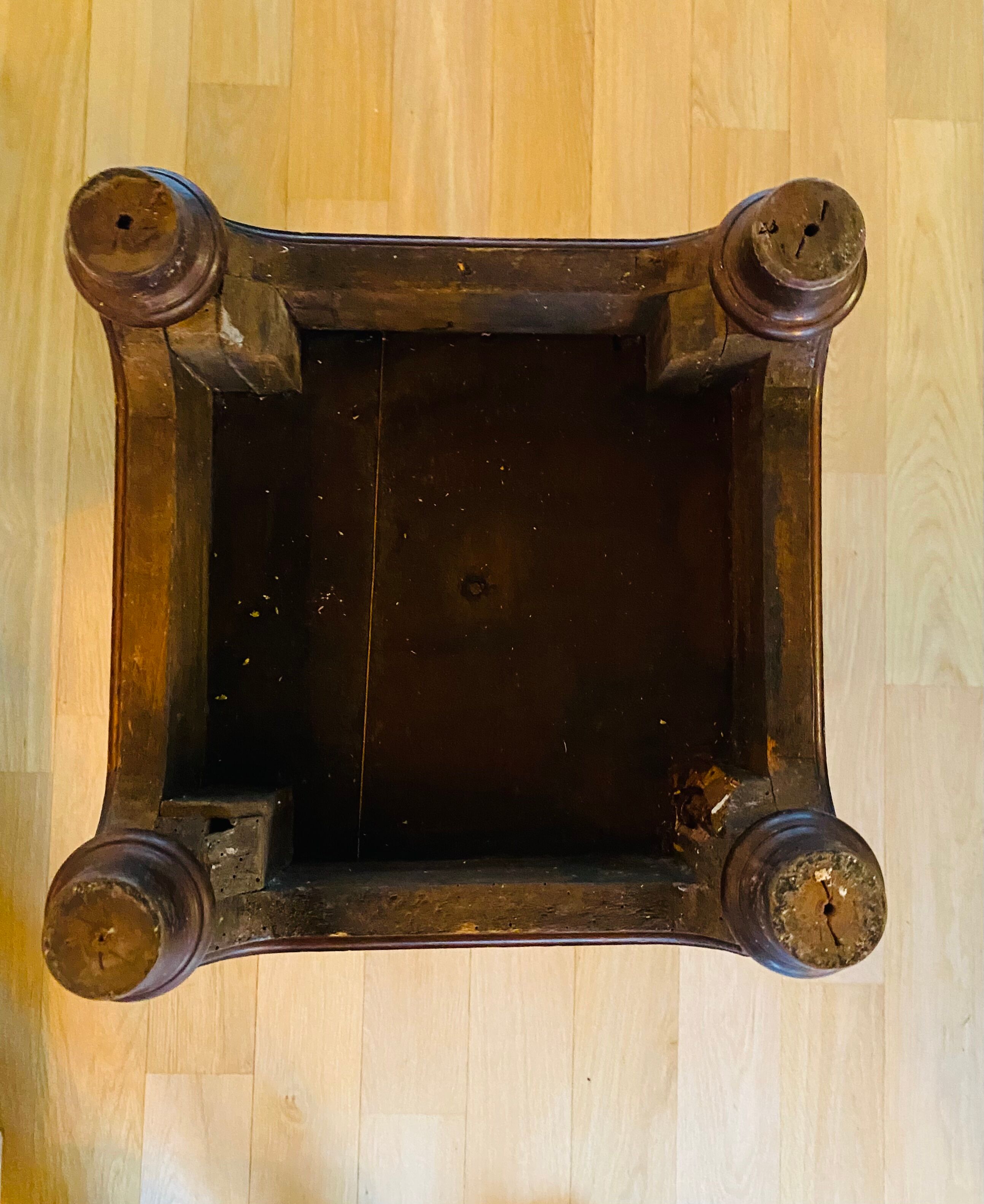 High pedestal table in solid wood