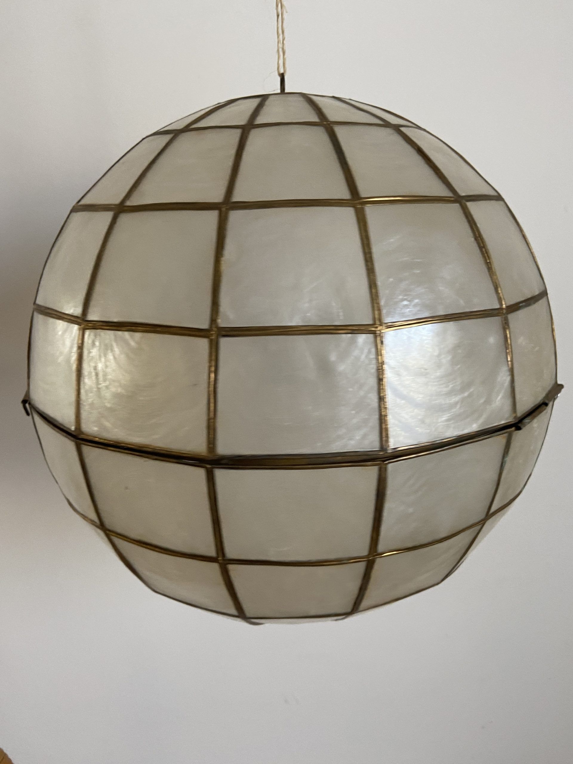 Ball in mother-of-pearl and brass to hang