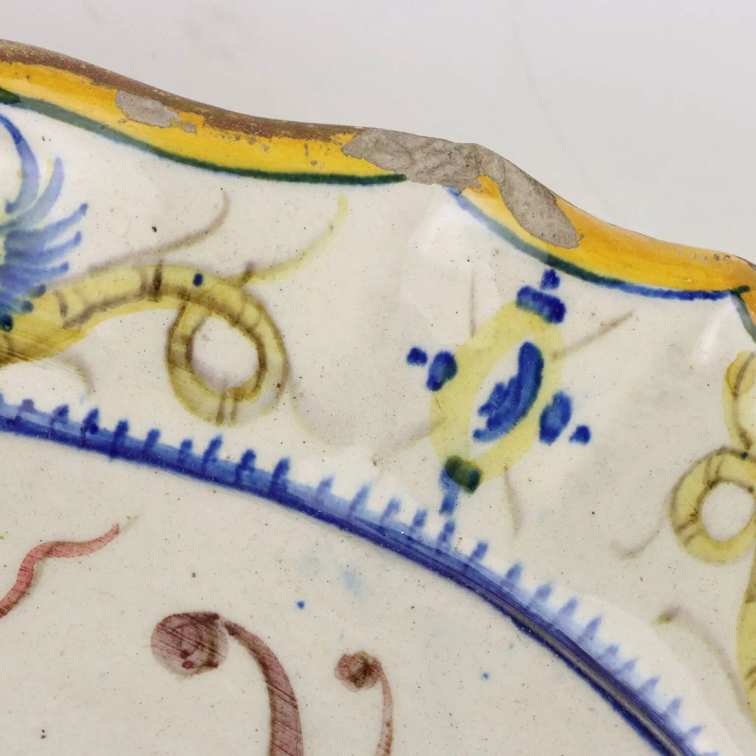 Ancient oval plate in majolica, Italy, late 19th century.