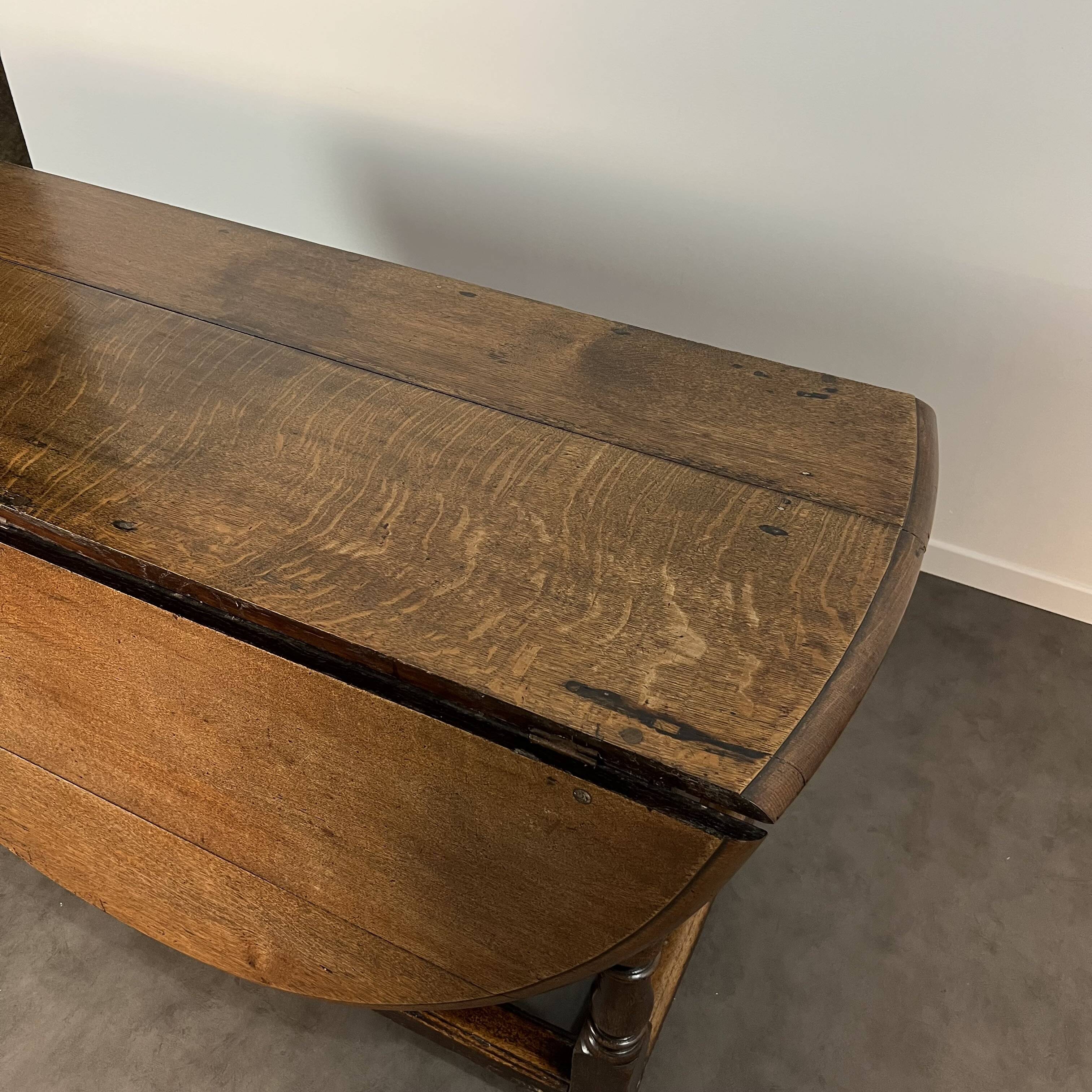 18th-century oak Gateleg drop-leaf dining table