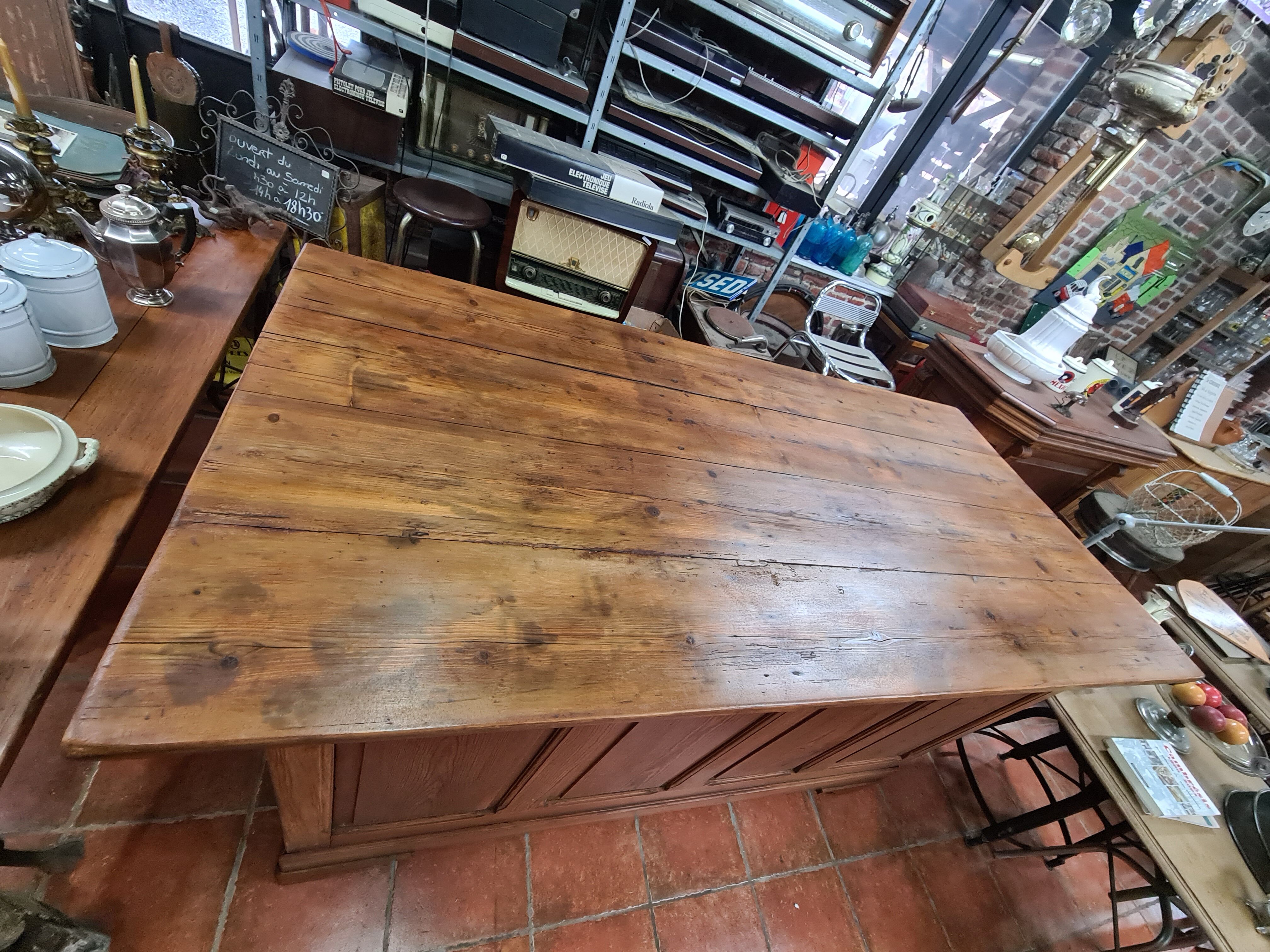 Comptoir de magasin en pitchpin