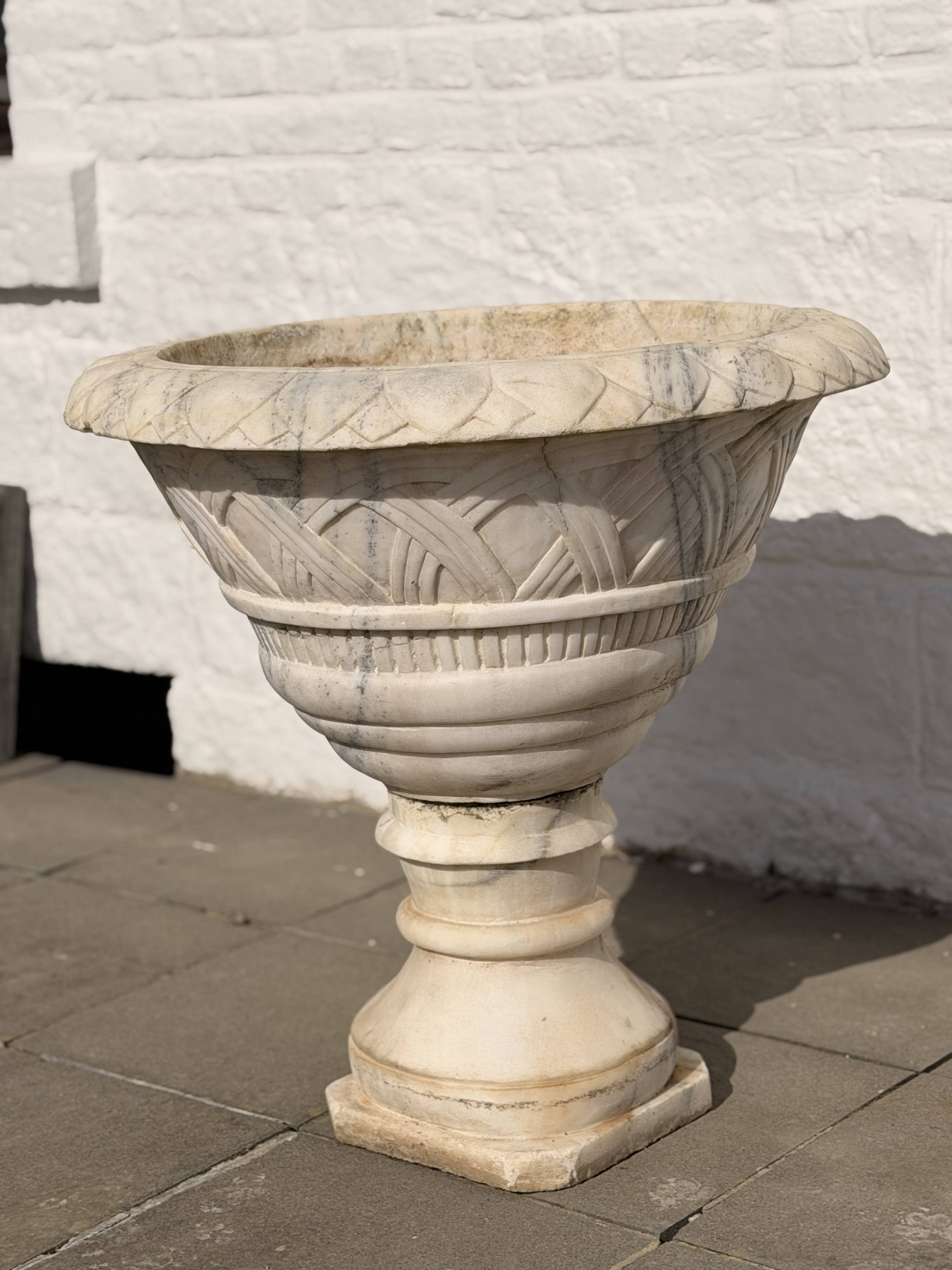 Large garden basin in marble, 19th century