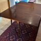 Table en acajou vintage à rabats; idéale pour les décorateurs.