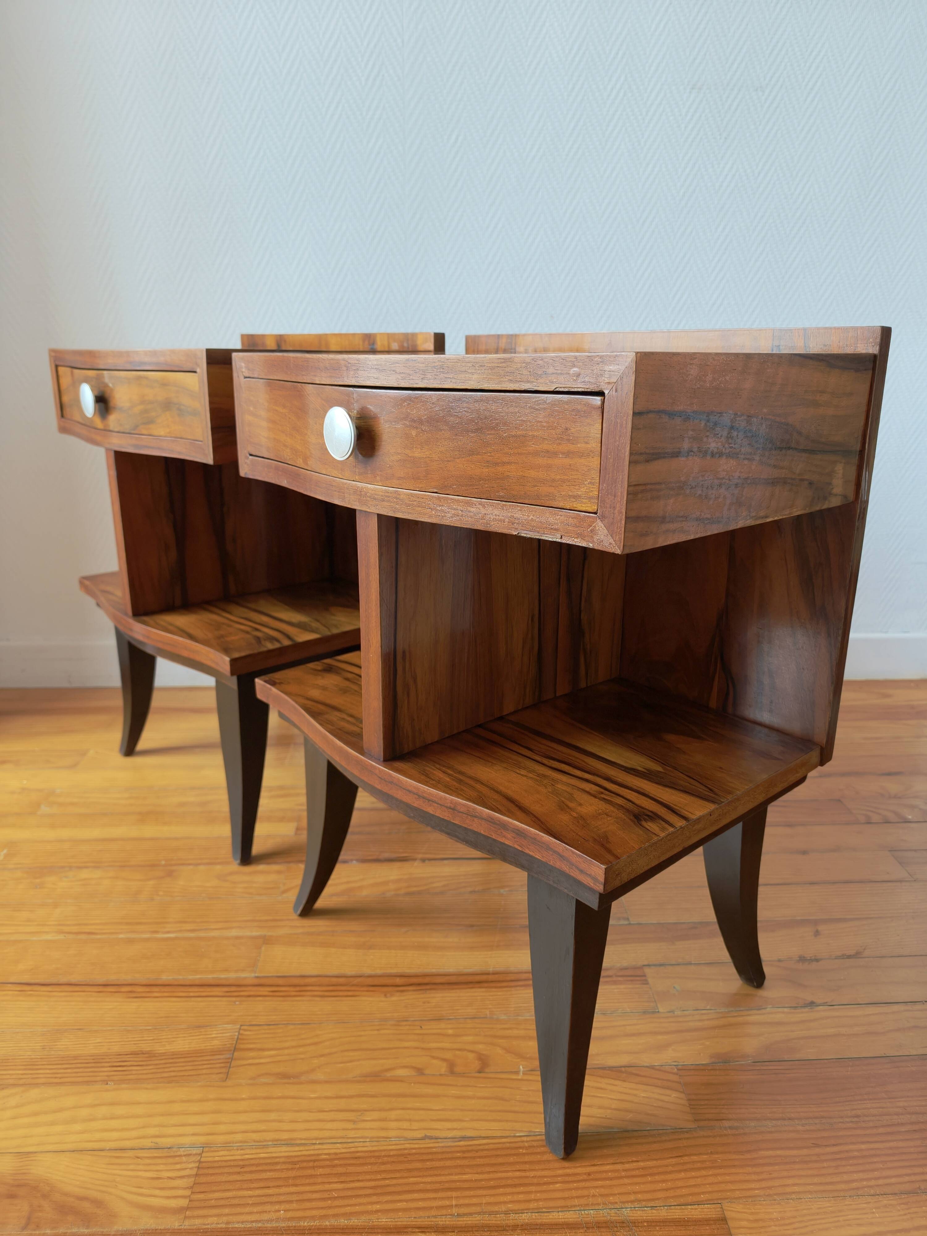 Pair of Art Deco bedside tables with flame veining, 1930s.
