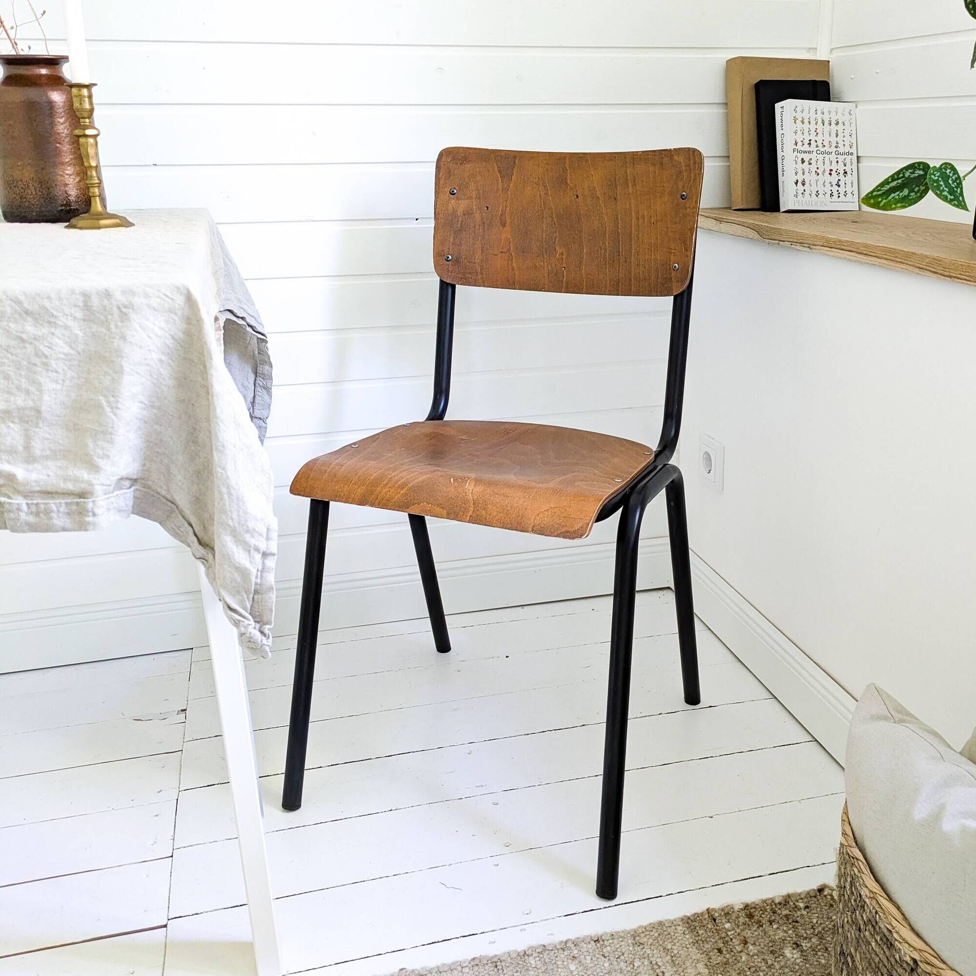 Chaise d’école vintage en bois et métal – style industriel, années 60
