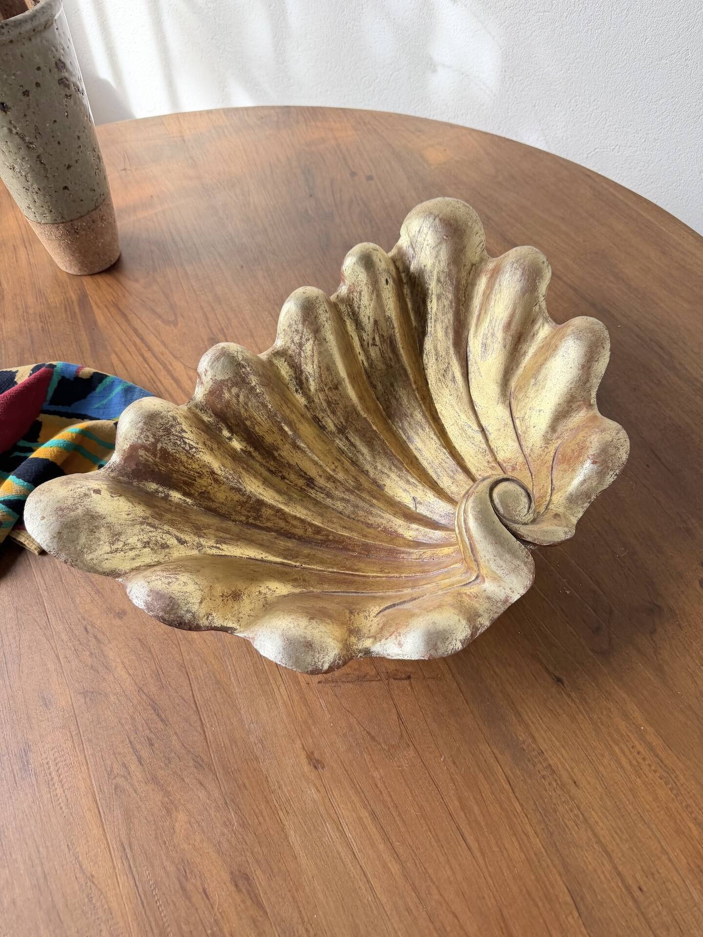 Immense wooden plate 1900 shell with golden patina