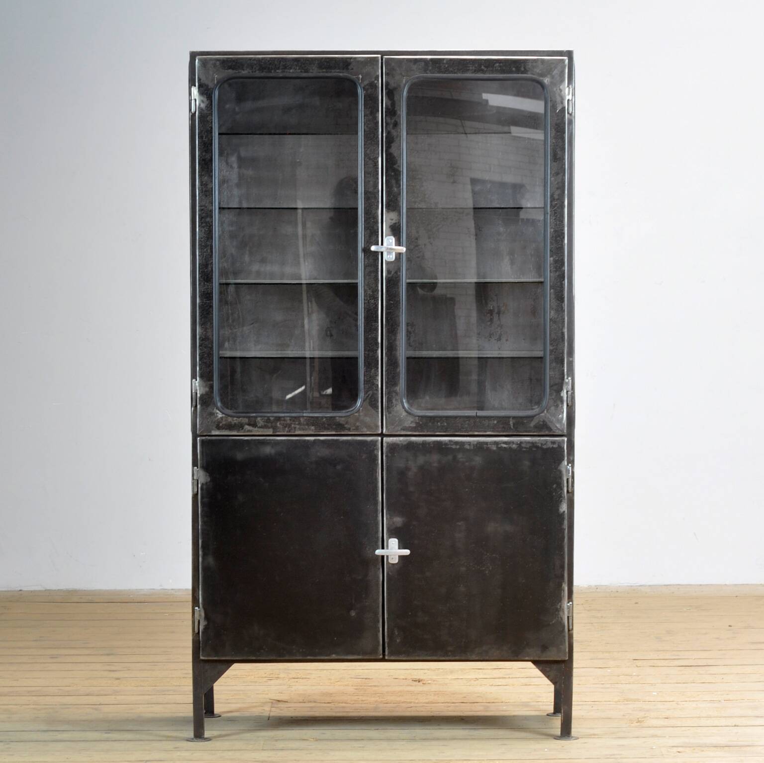 armoire médicale polie, années 1970