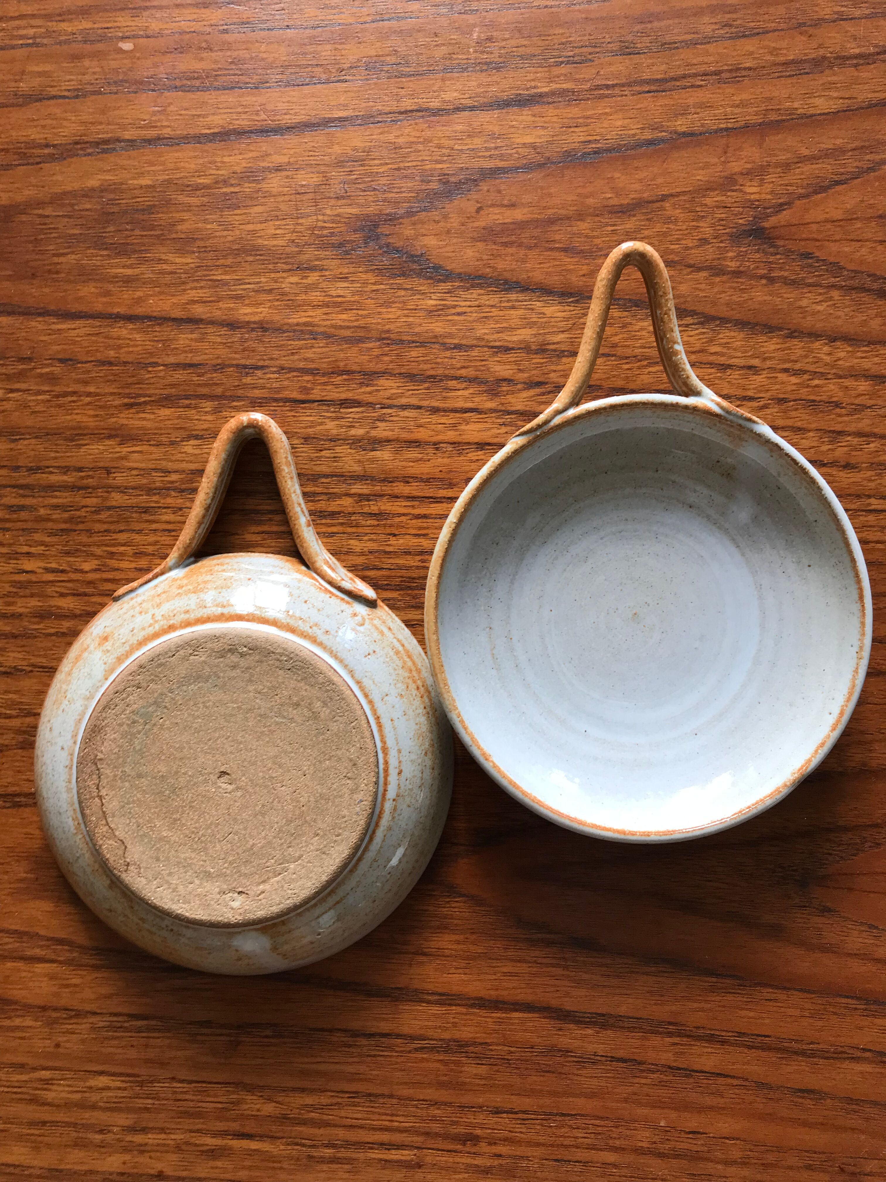 Pair of sandstone raviers