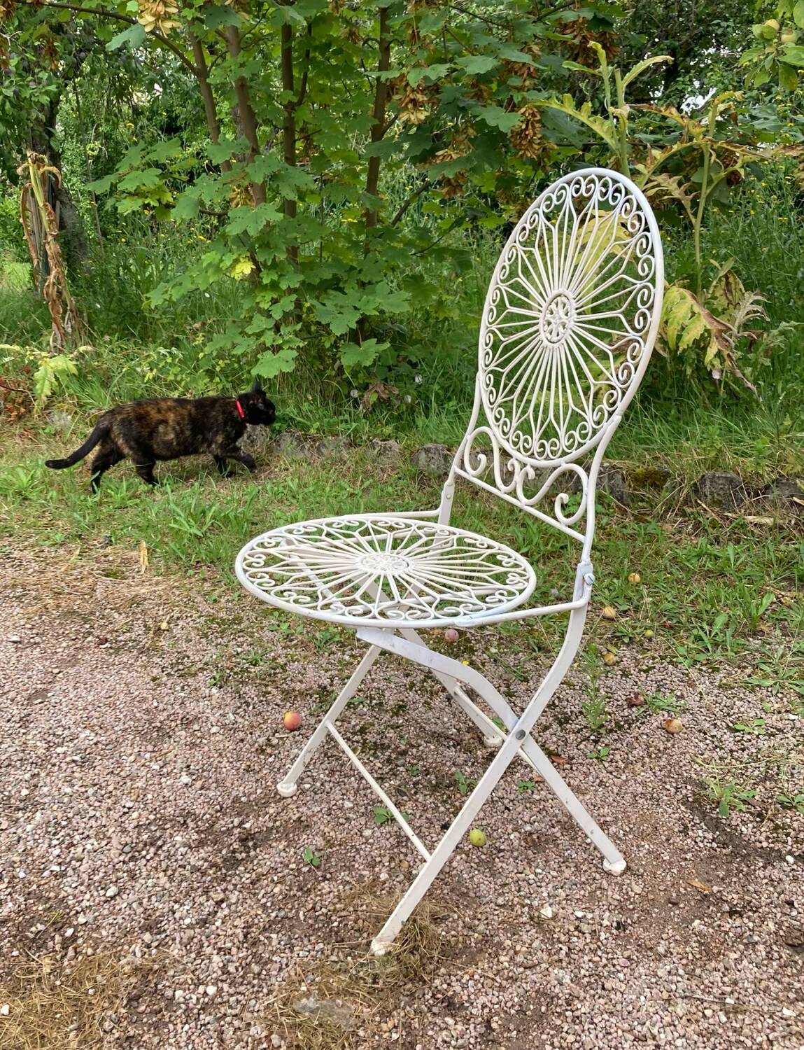 Foldable medallion garden chair from the 20th century in wrought iron with Heart motifs