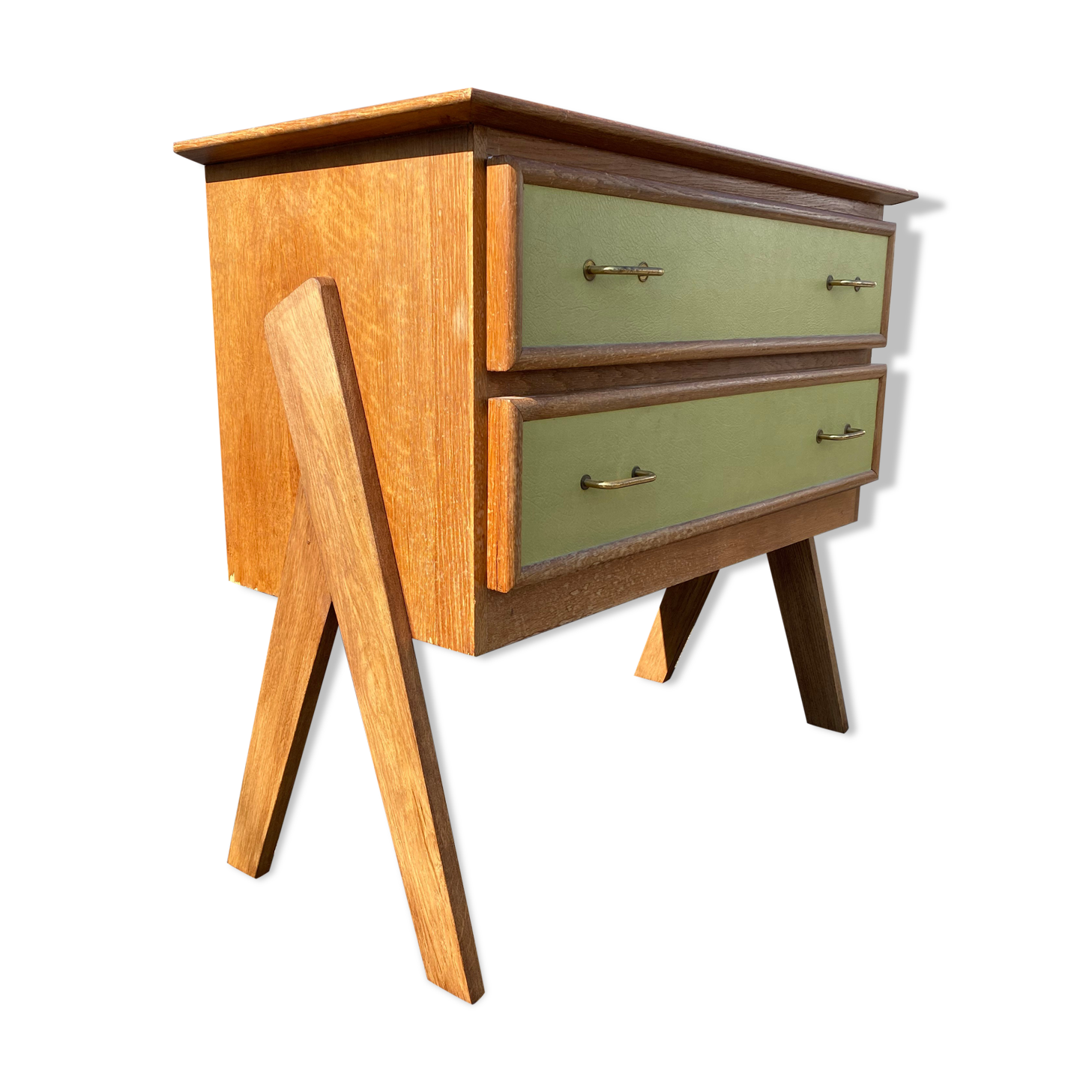 Dresser compass feet