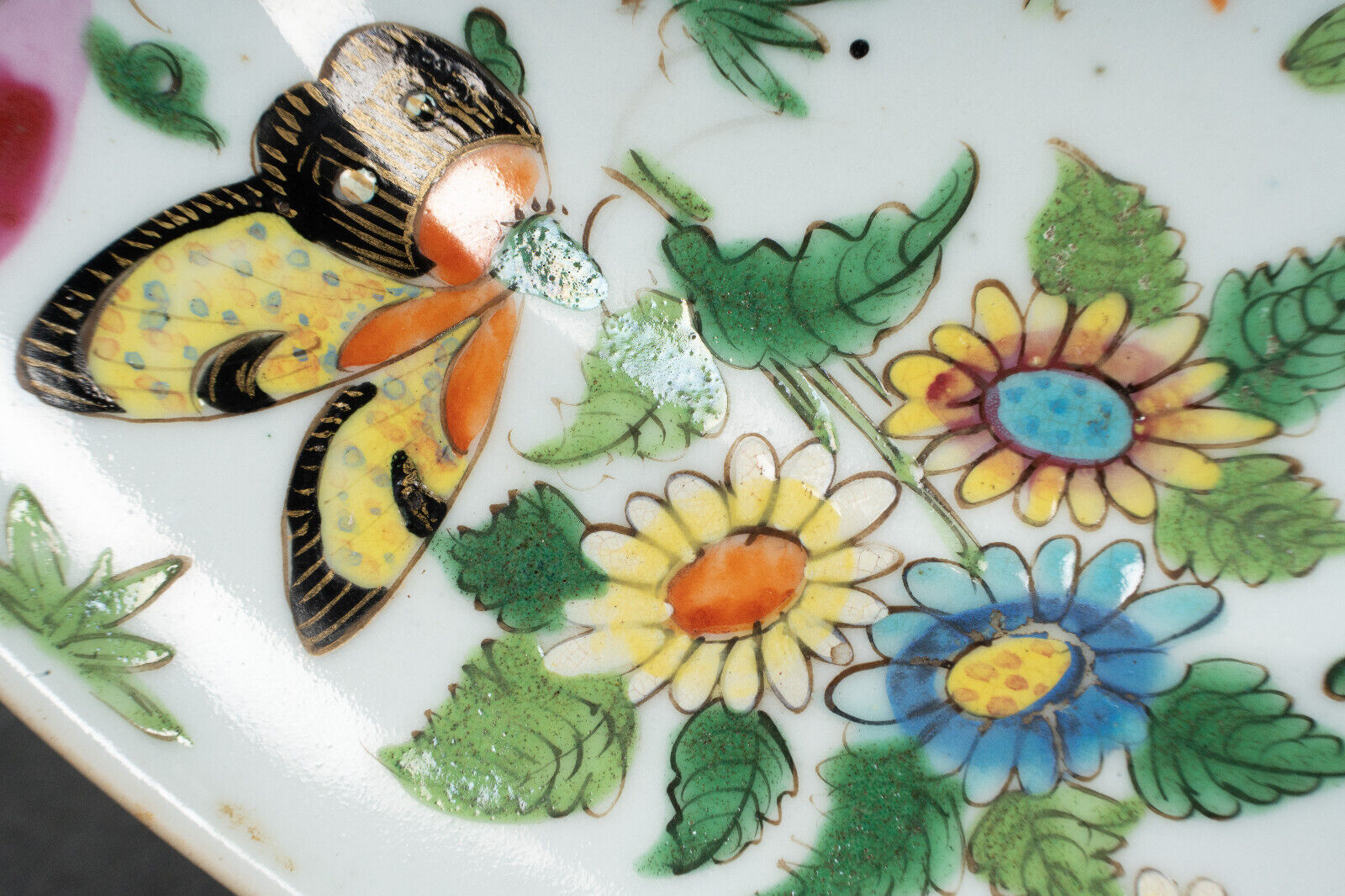 Porcelain plate of Canton XIXth decoration of butterflies and bird