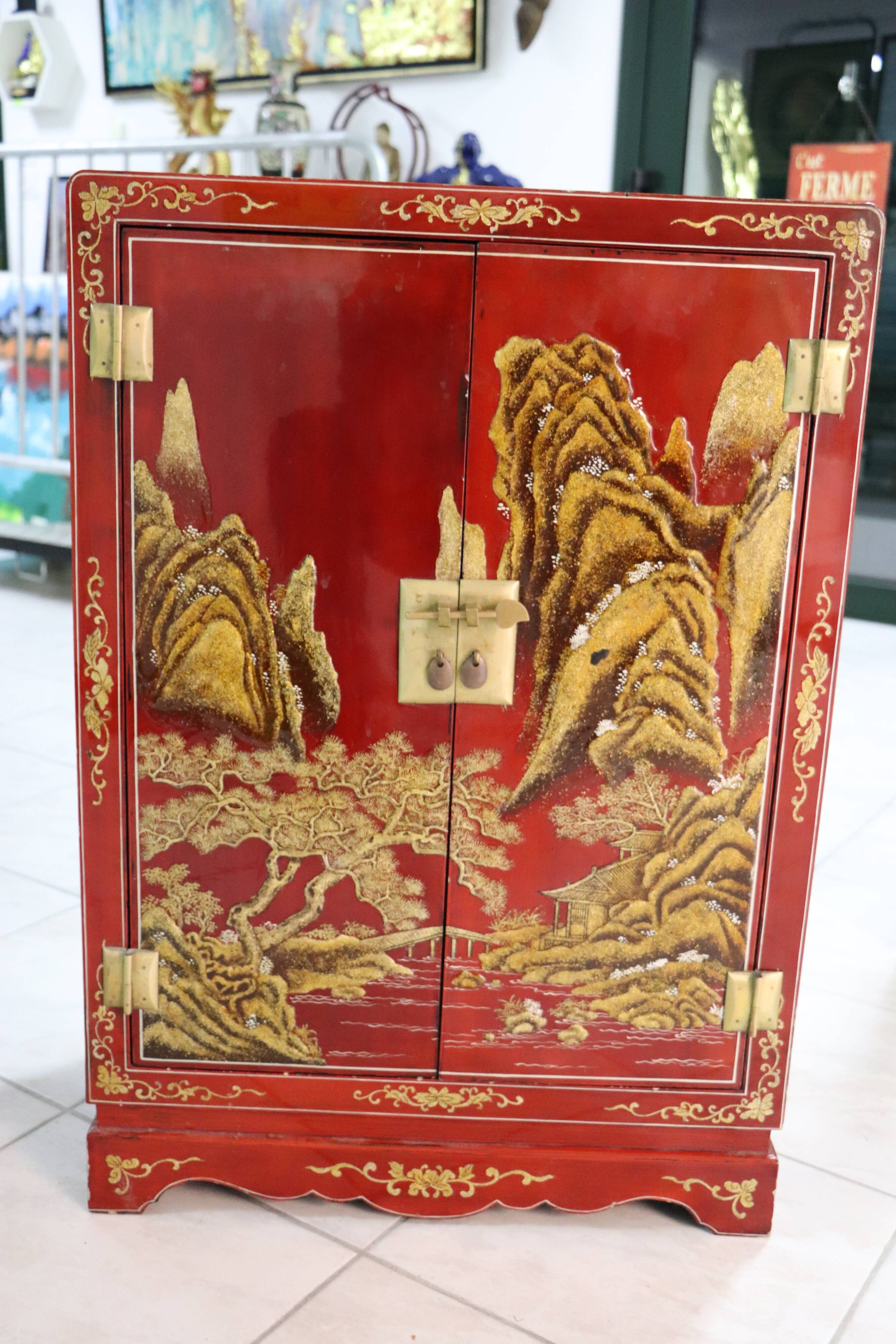 Chinese furniture 2 doors lacquered red and gold leaf decorations