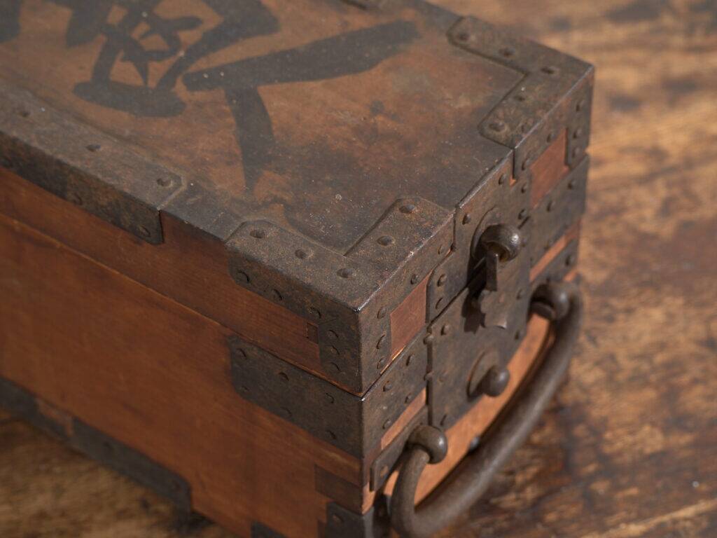 Coffre japonais ancien en bois avec ferrures et serrure – période Meiji (c.1880–1910)