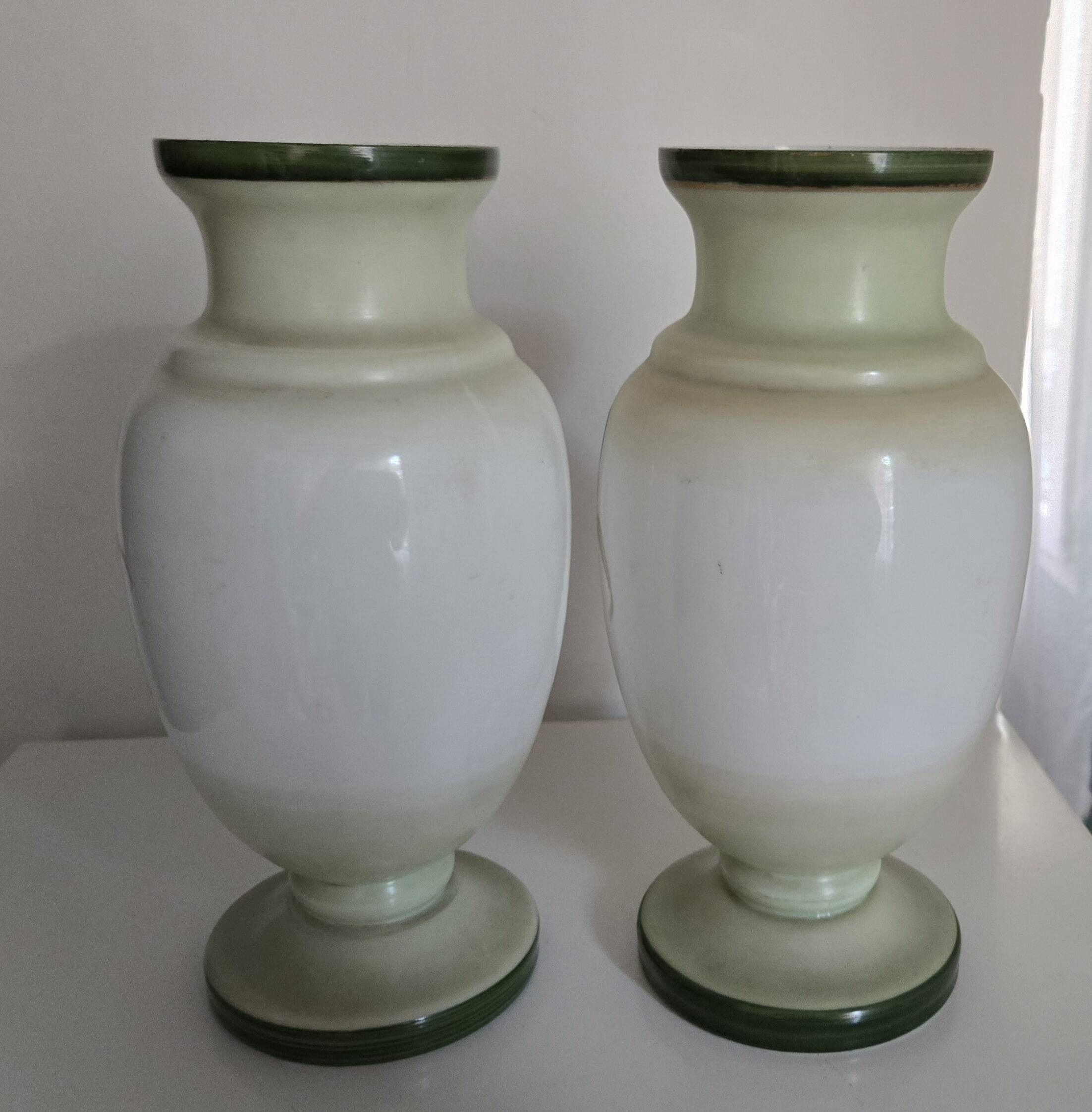 Opaline vase from the Napoléon III period.