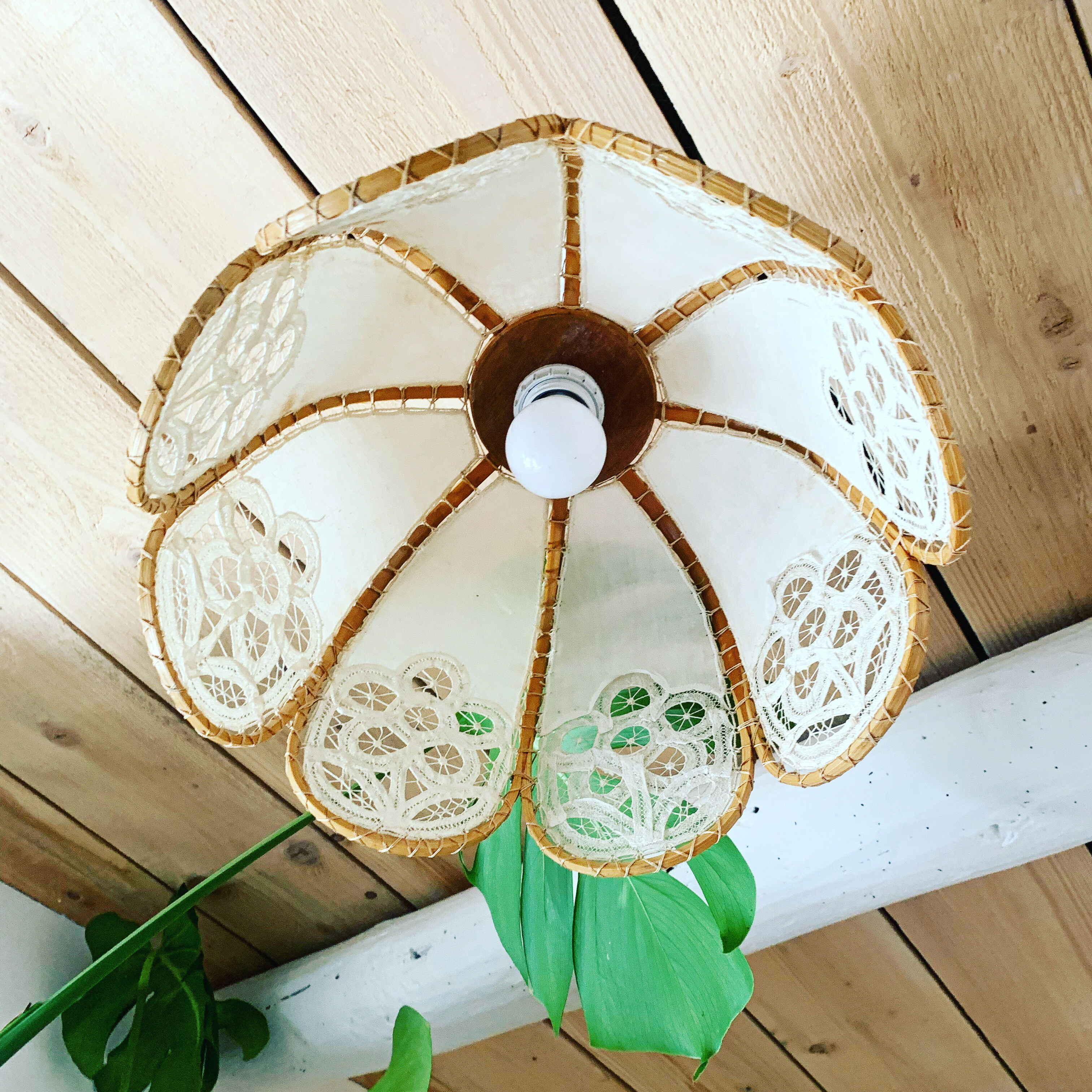 Vintage suspension lamp in rattan and lace