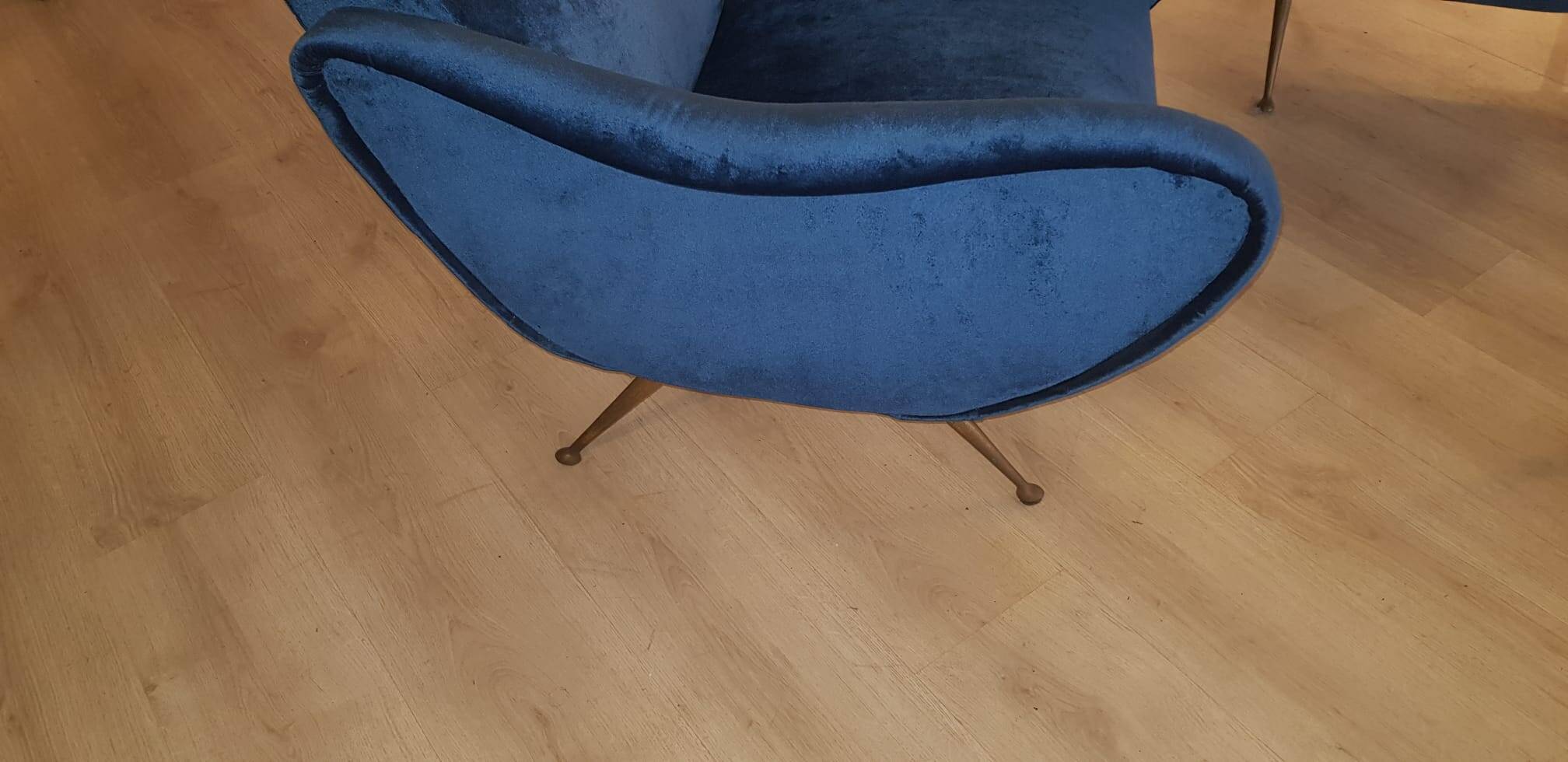 Fauteuils en velours bleu du milieu du siècle, lot de 2