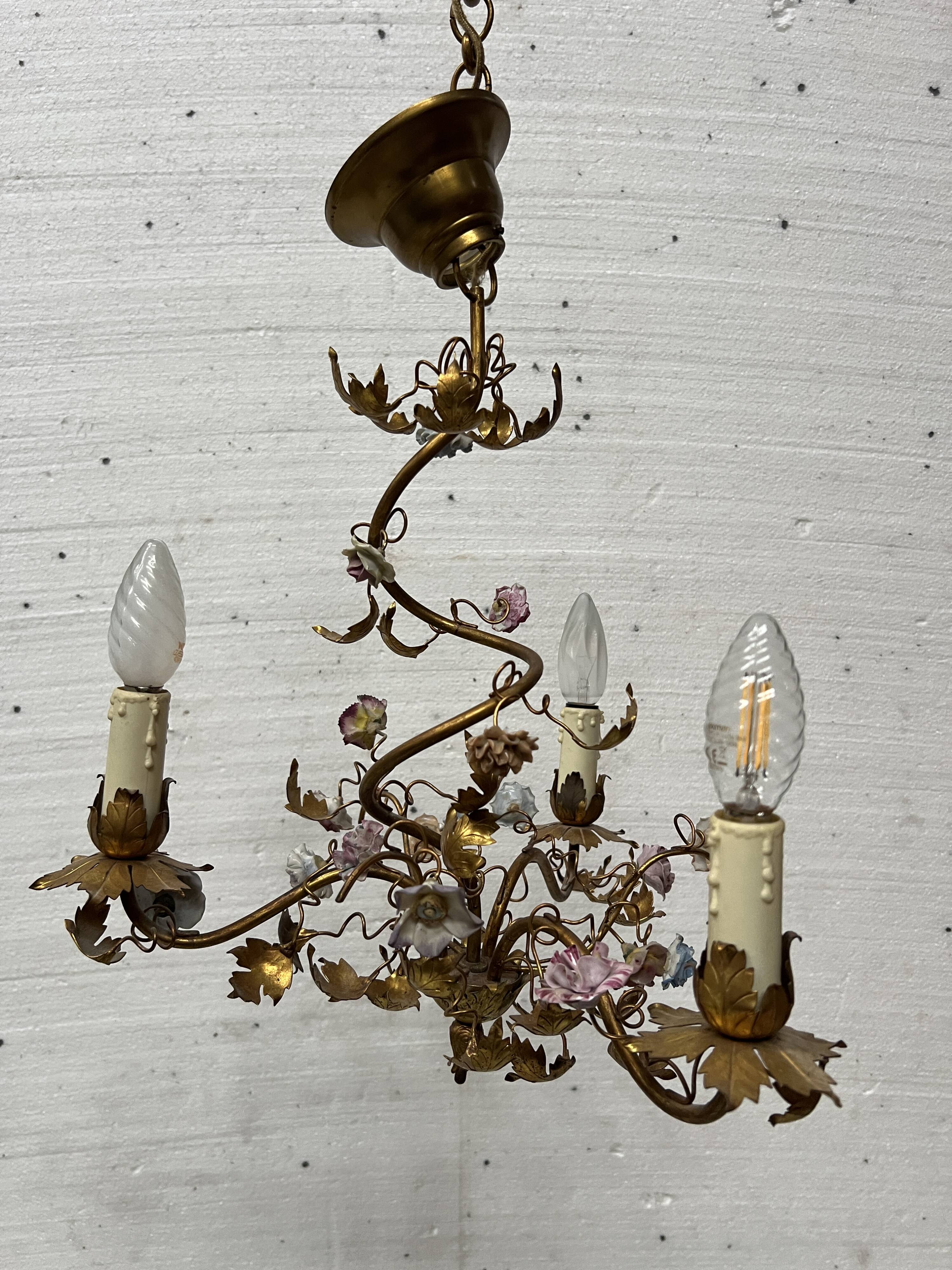 Louis XVI style chandelier in gilded metal and porcelain flowers, 20th century