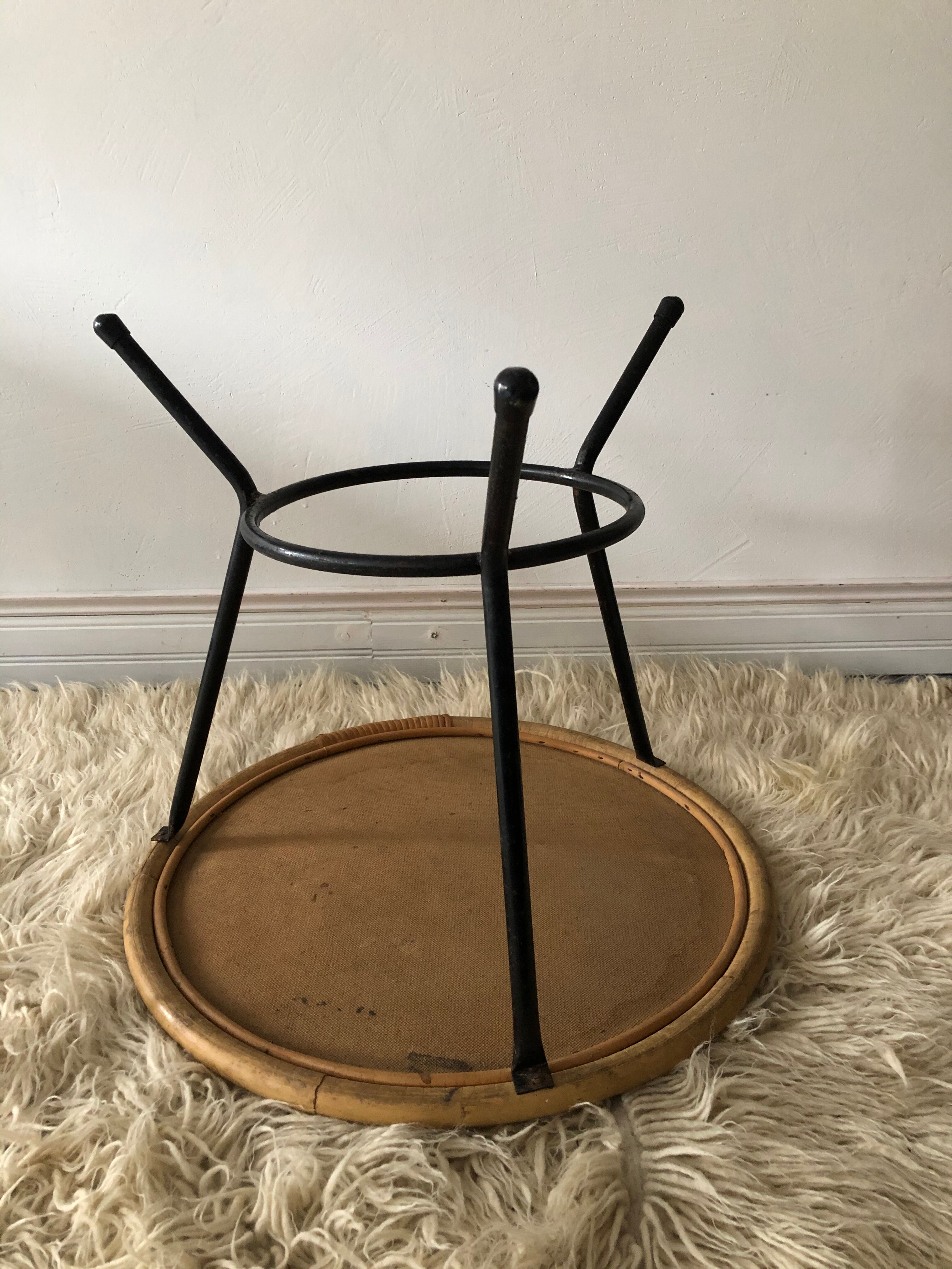 Table basse vintage, tripode en rotin