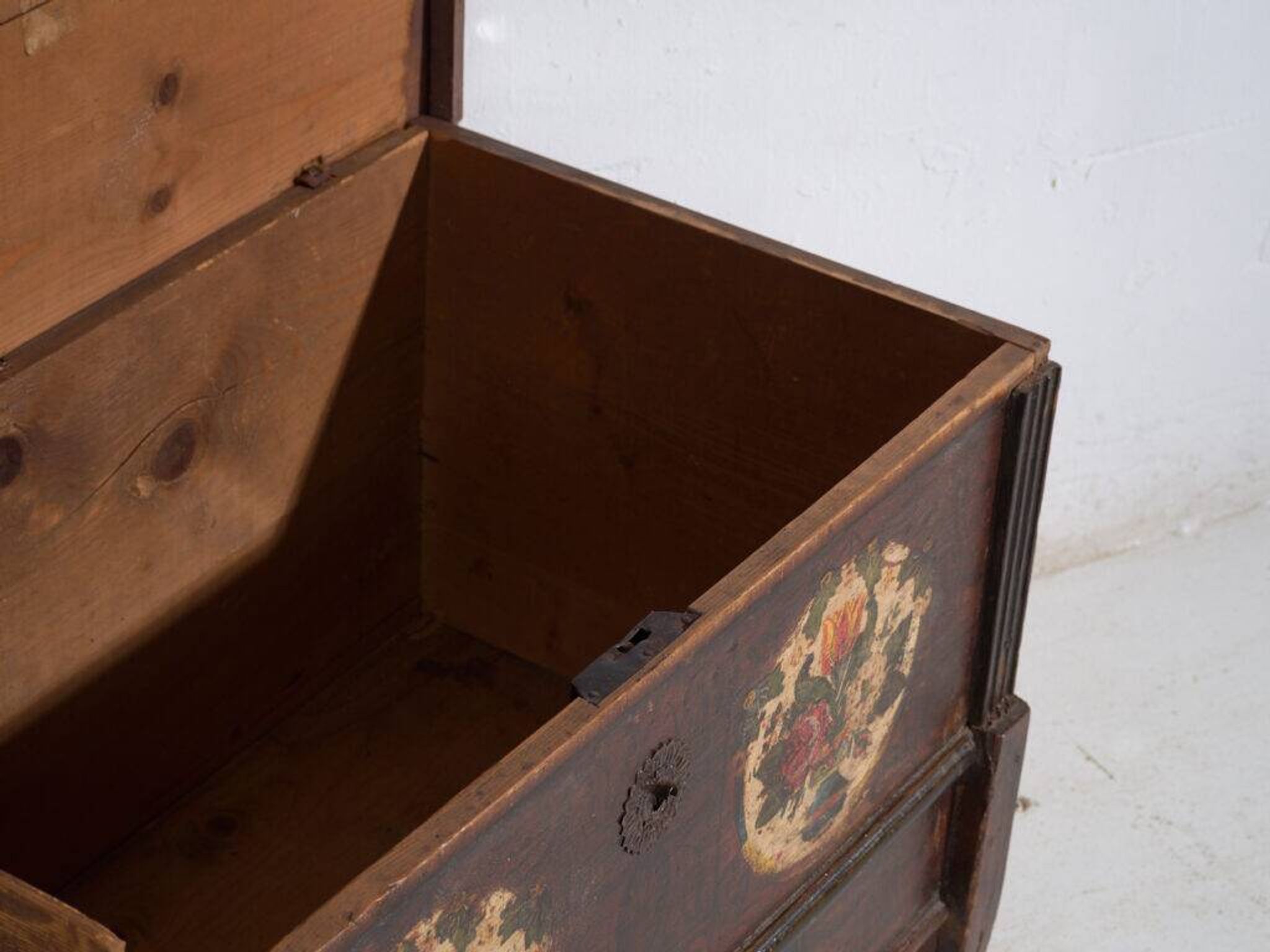 Central European wedding chest in polychrome pine with floral cartouches – Tyrol, circa 1890