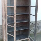 Armoire vitrée en bois ancien blanchi