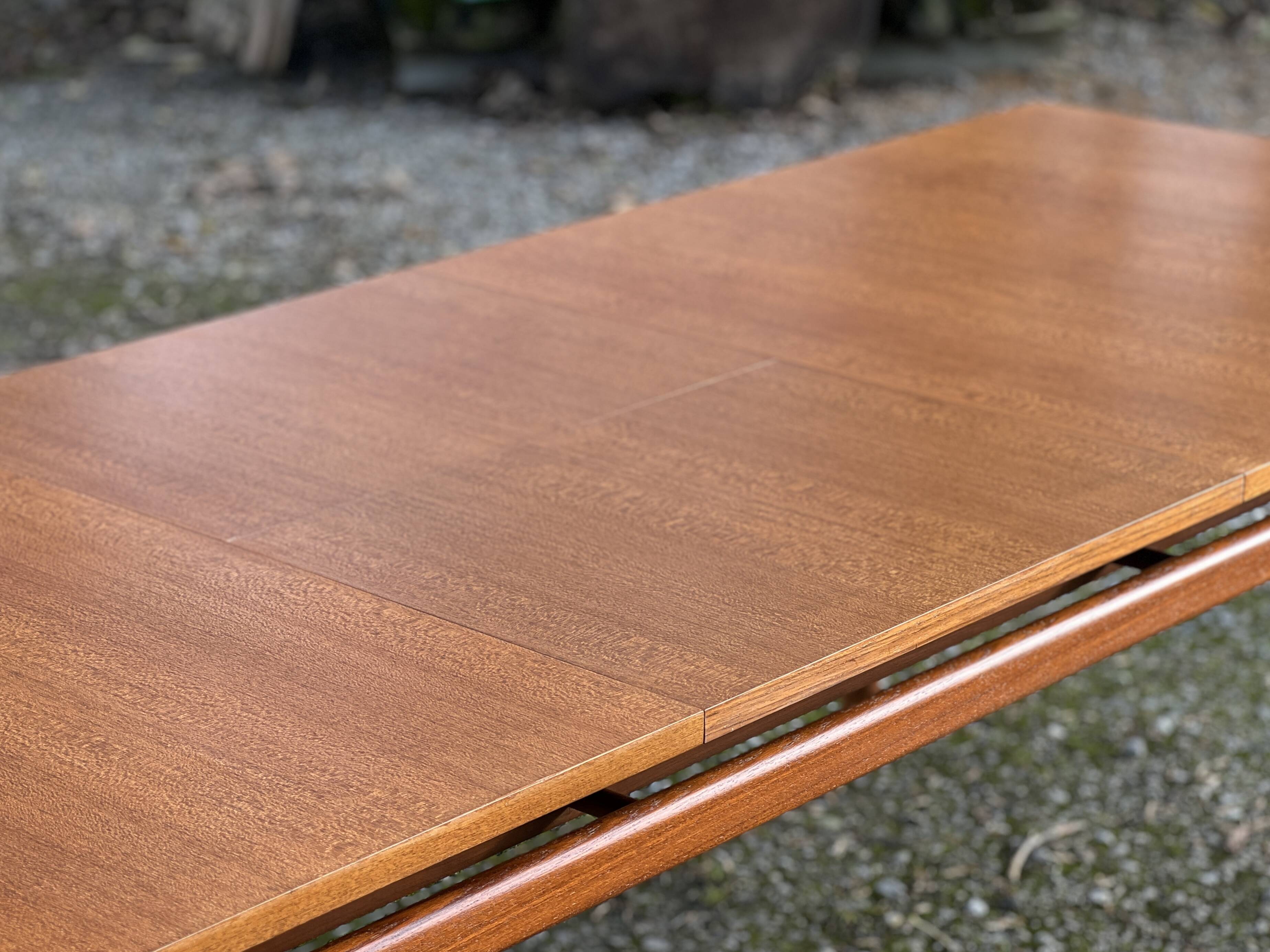 Grande table à manger à rallonge par McIntosh