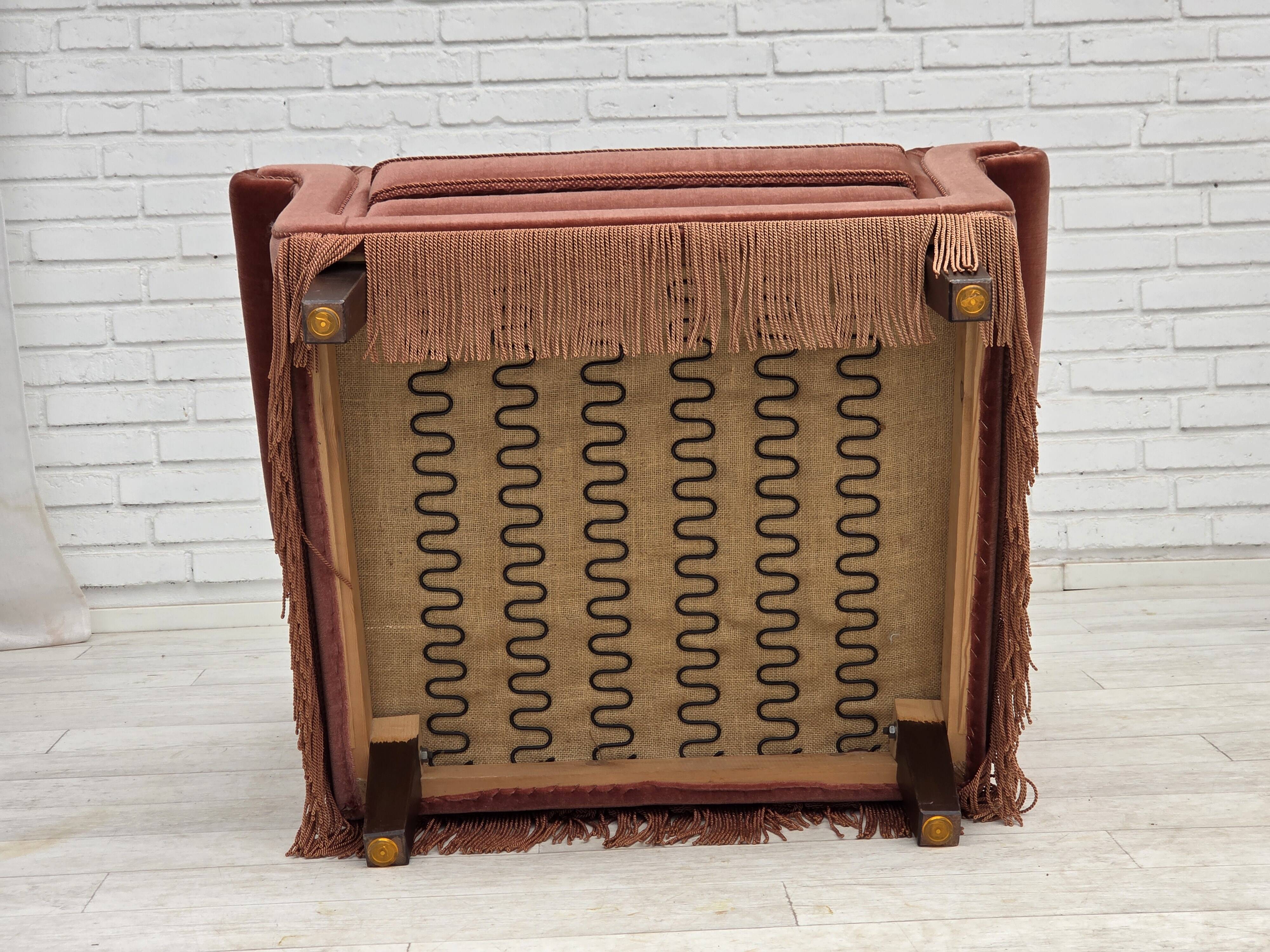 Fauteuil danois à dossier haut, années 1970, velours d'ameublement rose saumon, bois de hêtre.