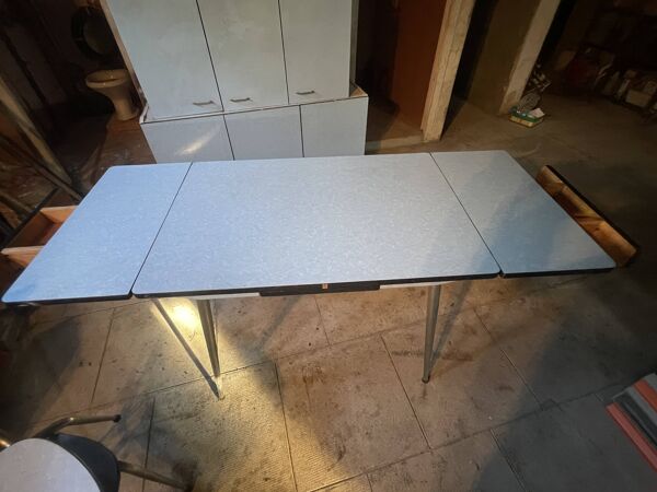 Table en formica bleu